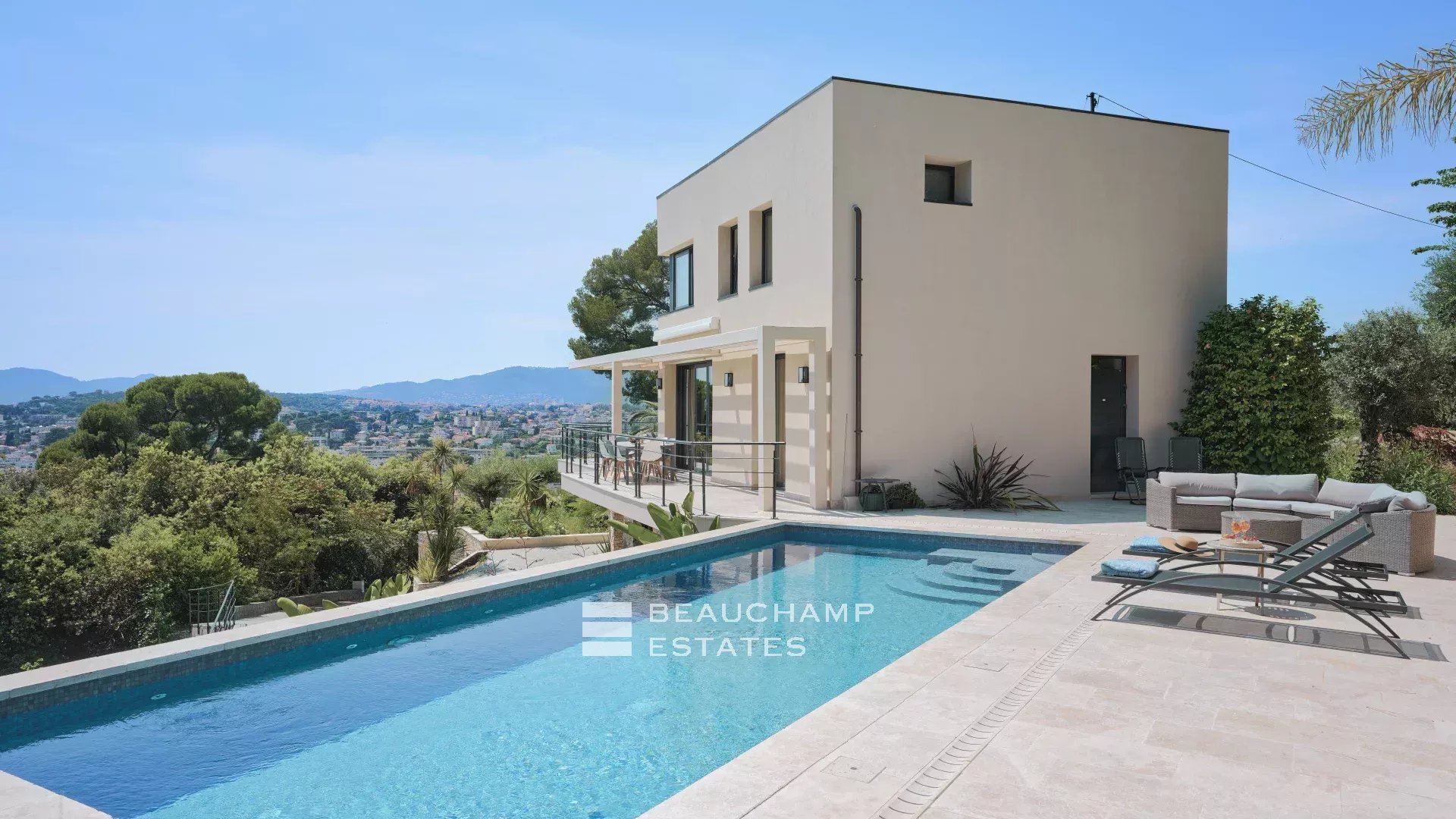 Magnifique villa contemporaine de 5 chambres avec vue mer Stunning contemporary 5-bedroom villa with sea view