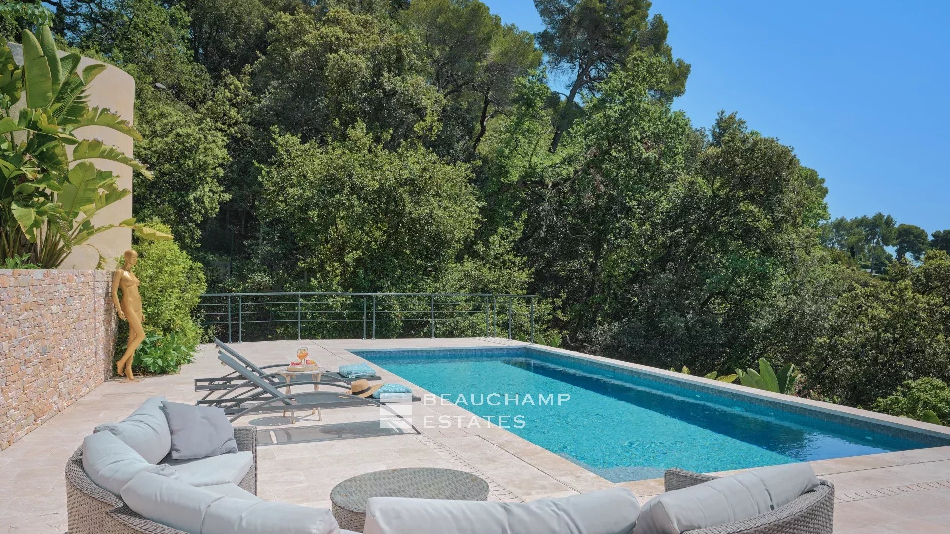 Magnifique villa contemporaine de 5 chambres avec vue mer Stunning contemporary 5-bedroom villa with sea view