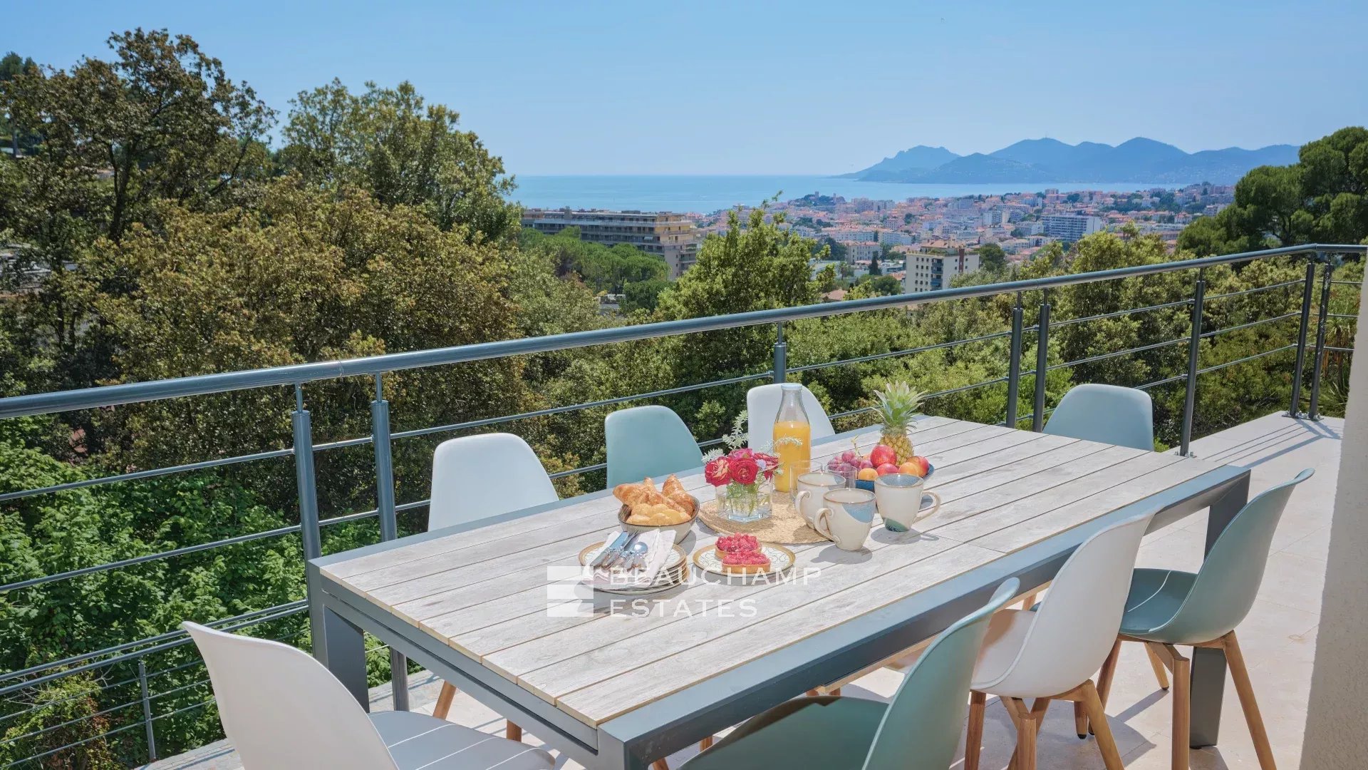 Magnifique villa contemporaine de 5 chambres avec vue mer Stunning contemporary 5-bedroom villa with sea view