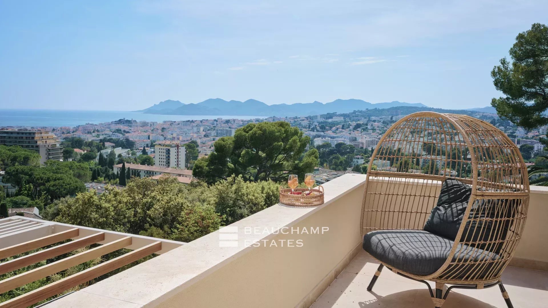 Magnifique villa contemporaine de 5 chambres avec vue mer Stunning contemporary 5-bedroom villa with sea view