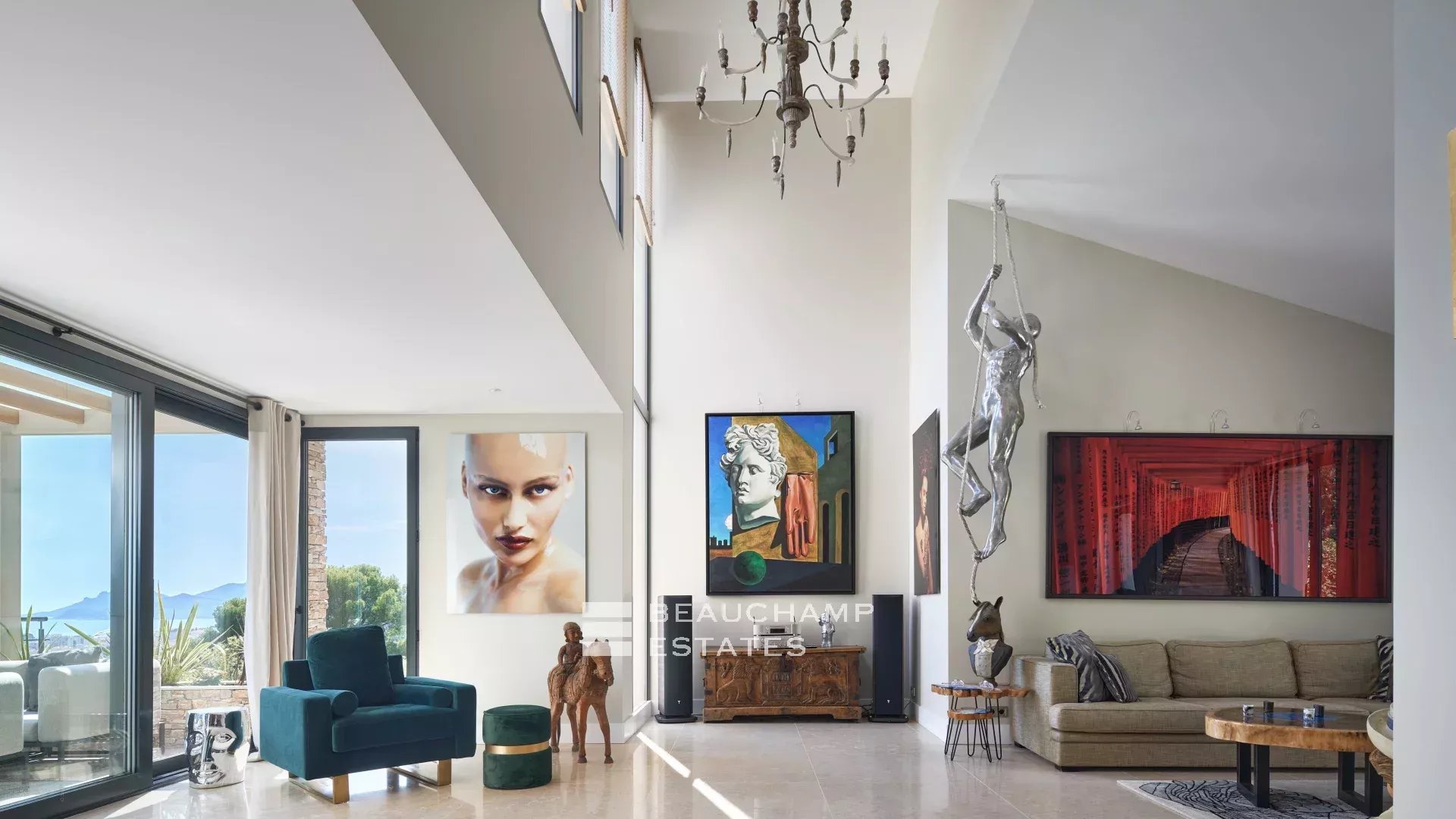 Magnifique villa contemporaine de 5 chambres avec vue mer Stunning contemporary 5-bedroom villa with sea view