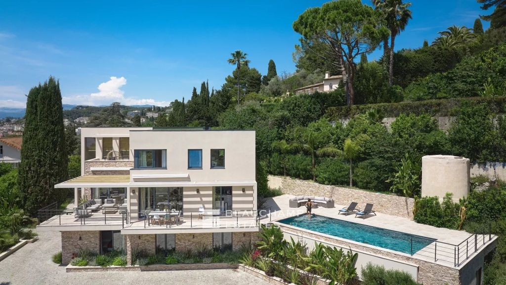 Stunning contemporary 5-bedroom villa with sea view