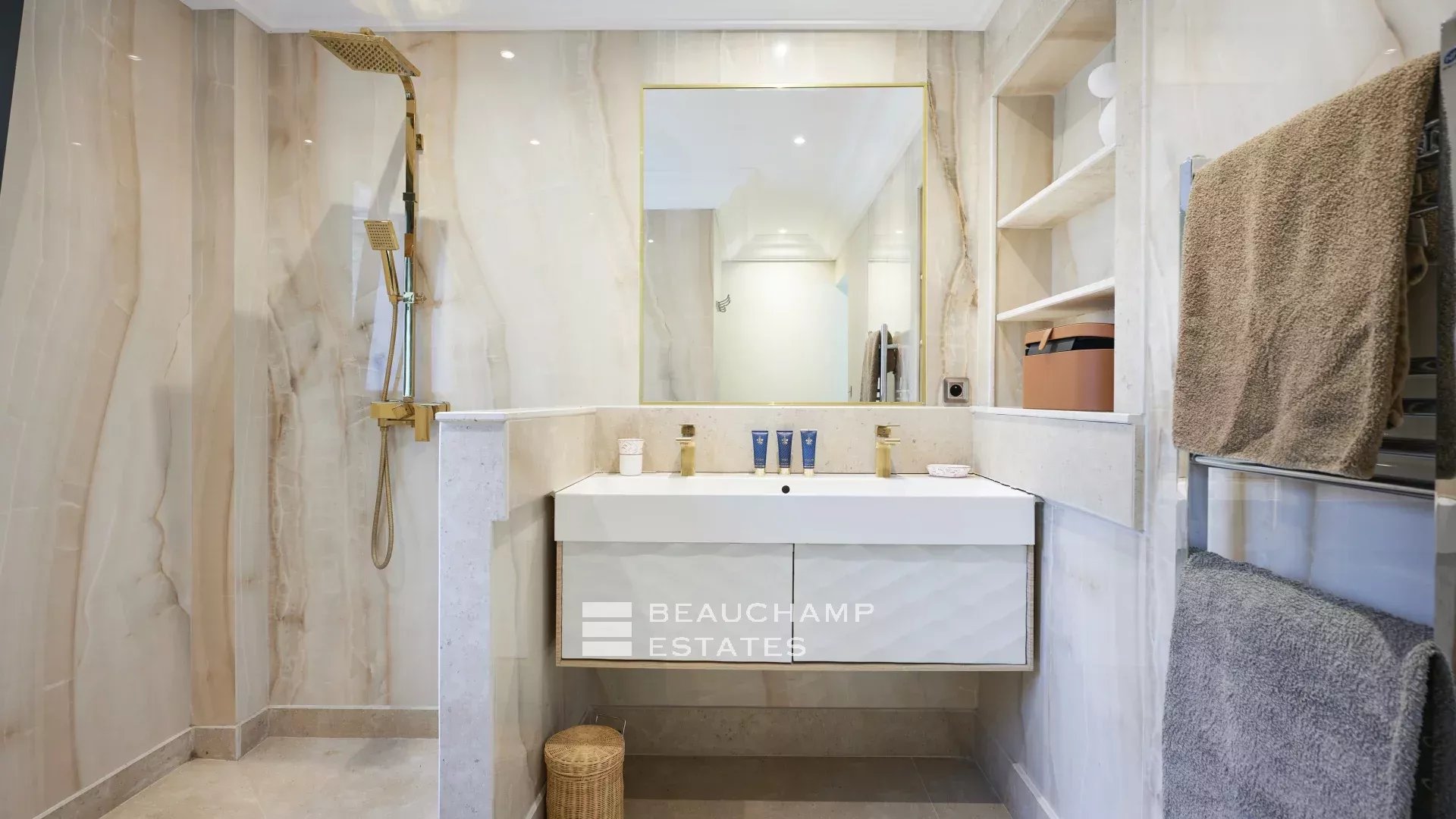 Magnifique villa contemporaine de 5 chambres avec vue mer Stunning contemporary 5-bedroom villa with sea view