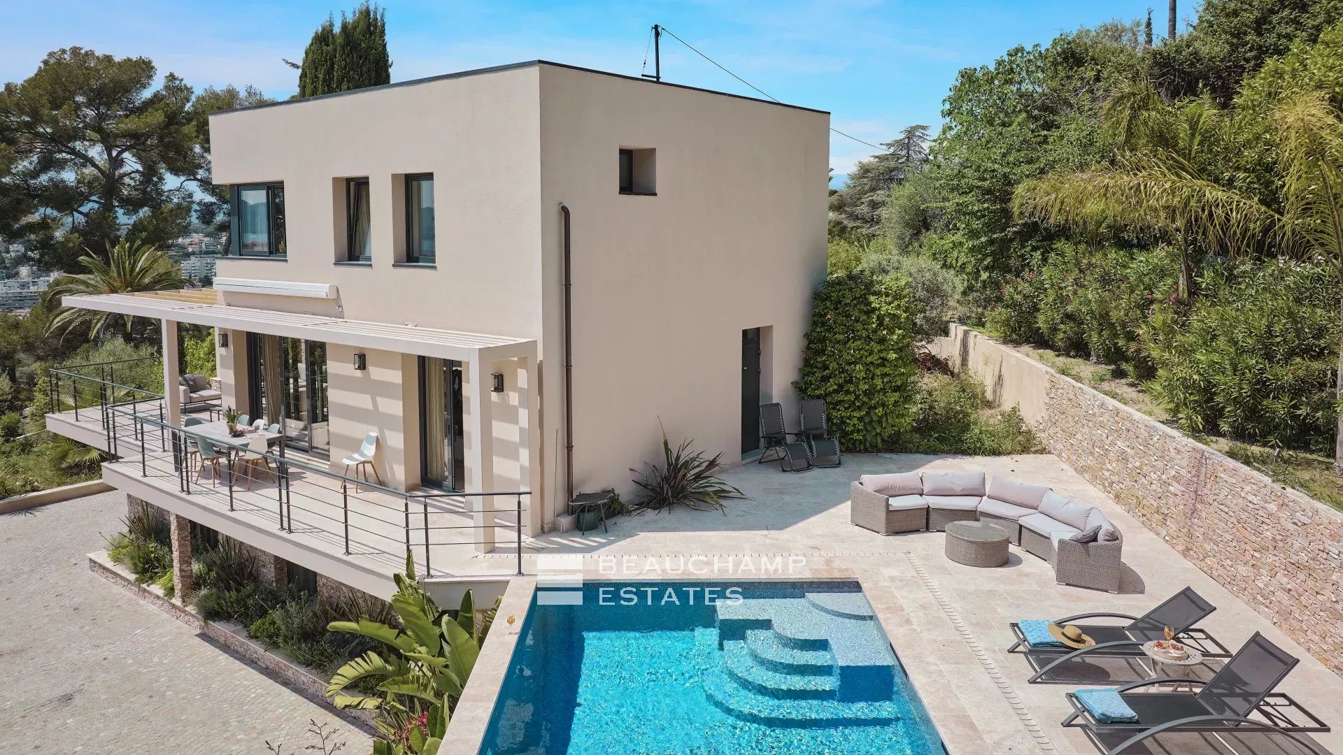 Magnifique villa contemporaine de 5 chambres avec vue mer Stunning contemporary 5-bedroom villa with sea view