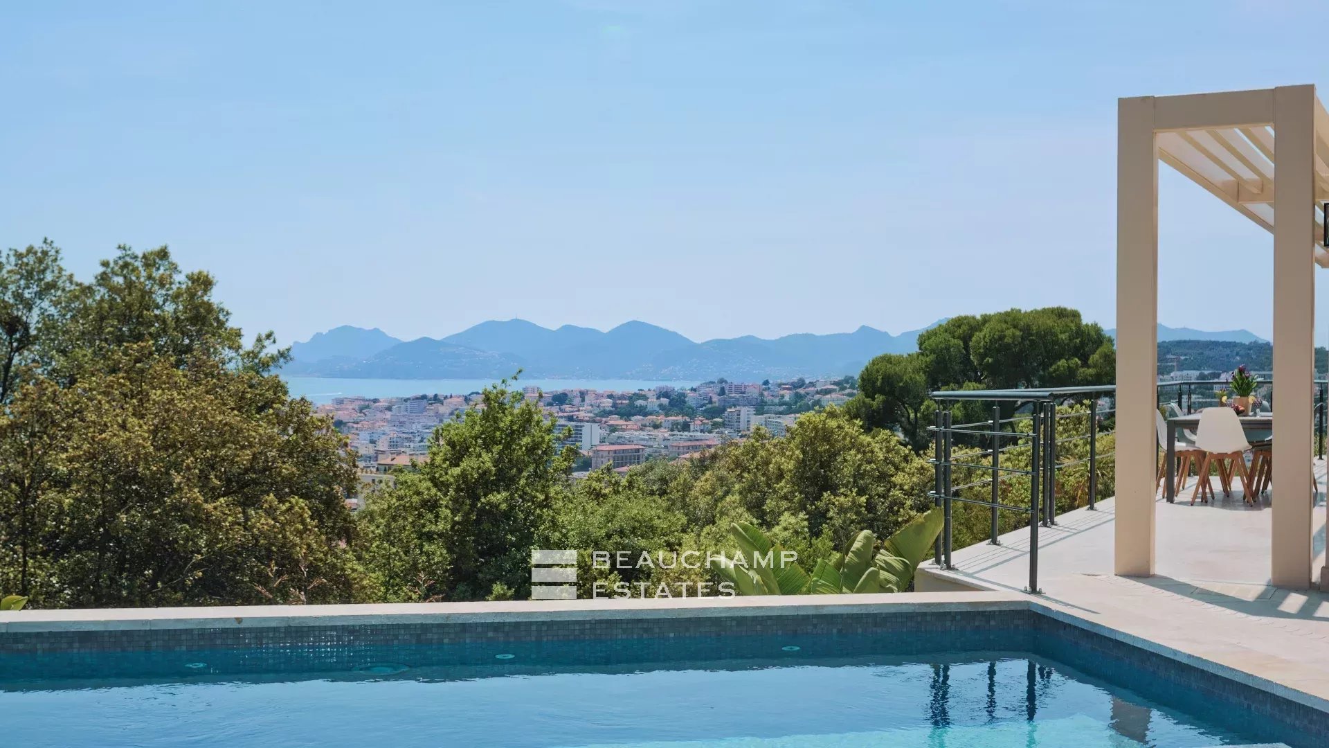 Magnifique villa contemporaine de 5 chambres avec vue mer Stunning contemporary 5-bedroom villa with sea view