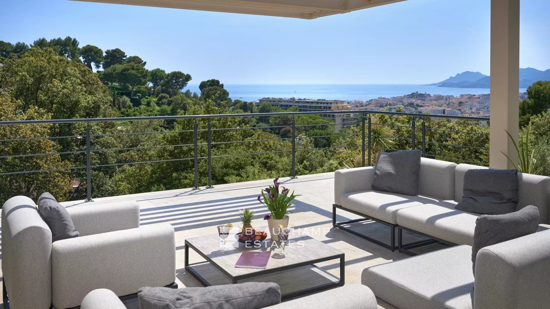 Magnifique villa contemporaine de 5 chambres avec vue mer Stunning contemporary 5-bedroom villa with sea view