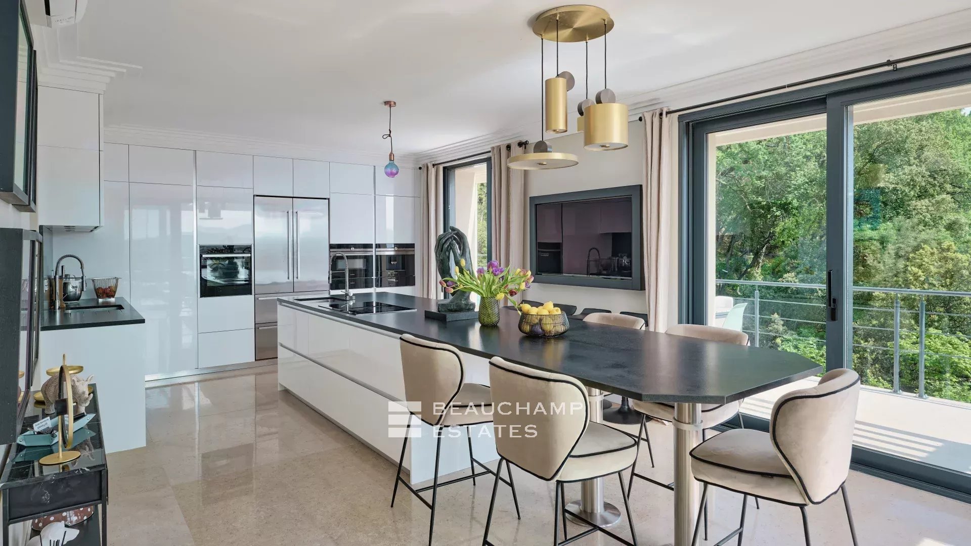 Magnifique villa contemporaine de 5 chambres avec vue mer Stunning contemporary 5-bedroom villa with sea view