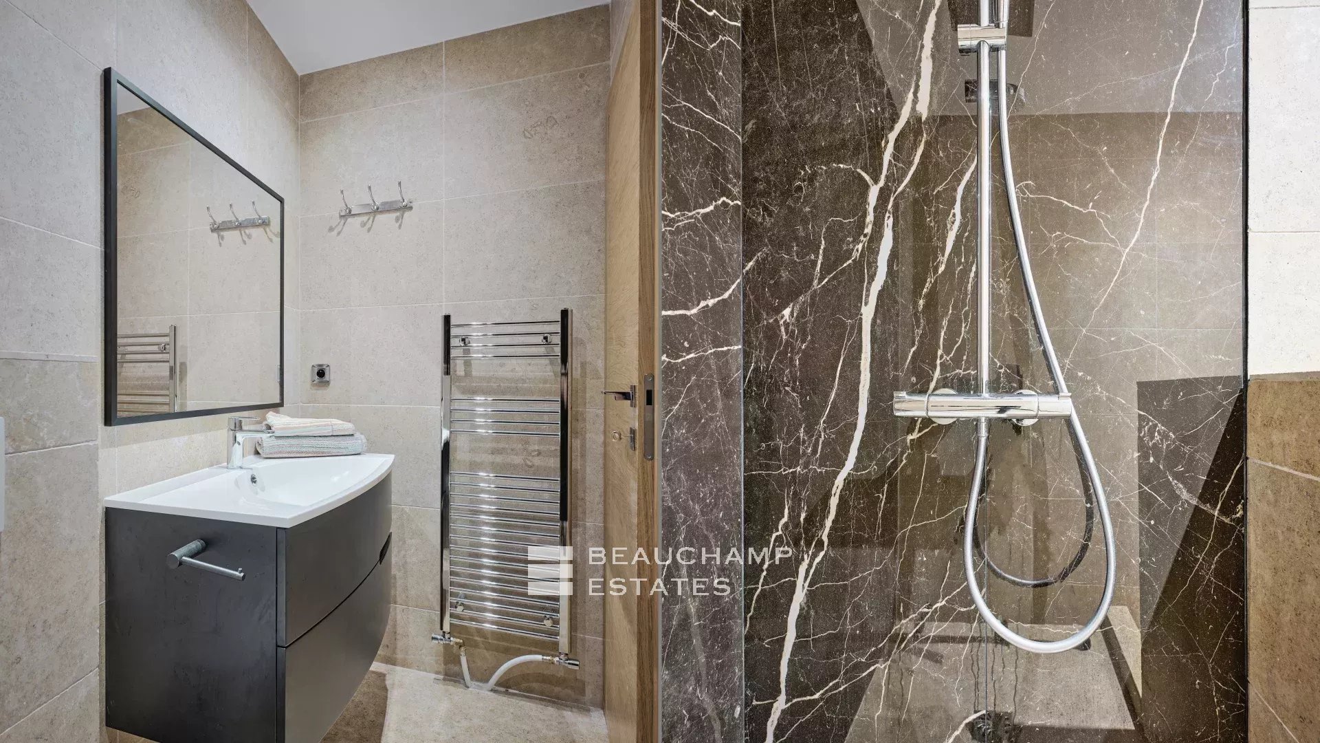 Magnifique villa contemporaine de 5 chambres avec vue mer Stunning contemporary 5-bedroom villa with sea view