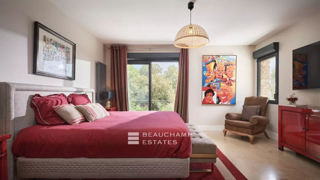 Stunning contemporary 5-bedroom villa with sea view