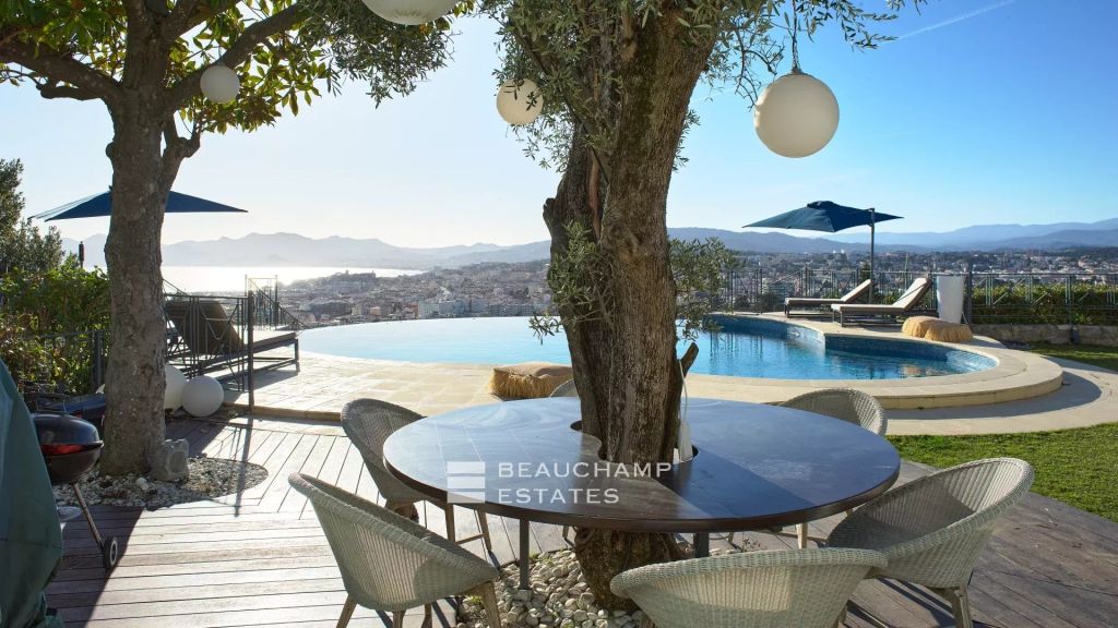 Stunning contemporary 6-bedroom villa with breathtaking sea views