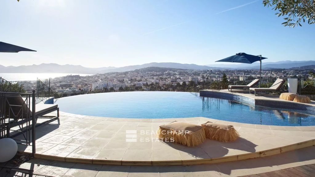 Stunning contemporary 6-bedroom villa with breathtaking sea views