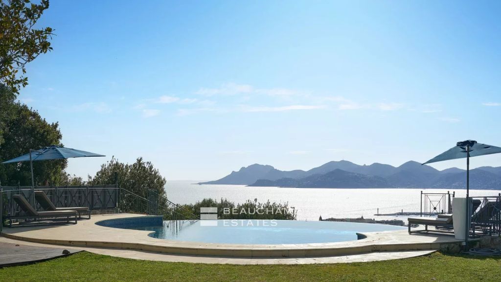 Stunning contemporary 6-bedroom villa with breathtaking sea views