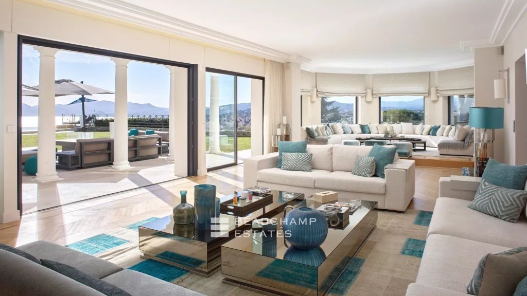 Stunning contemporary 6-bedroom villa with breathtaking sea views