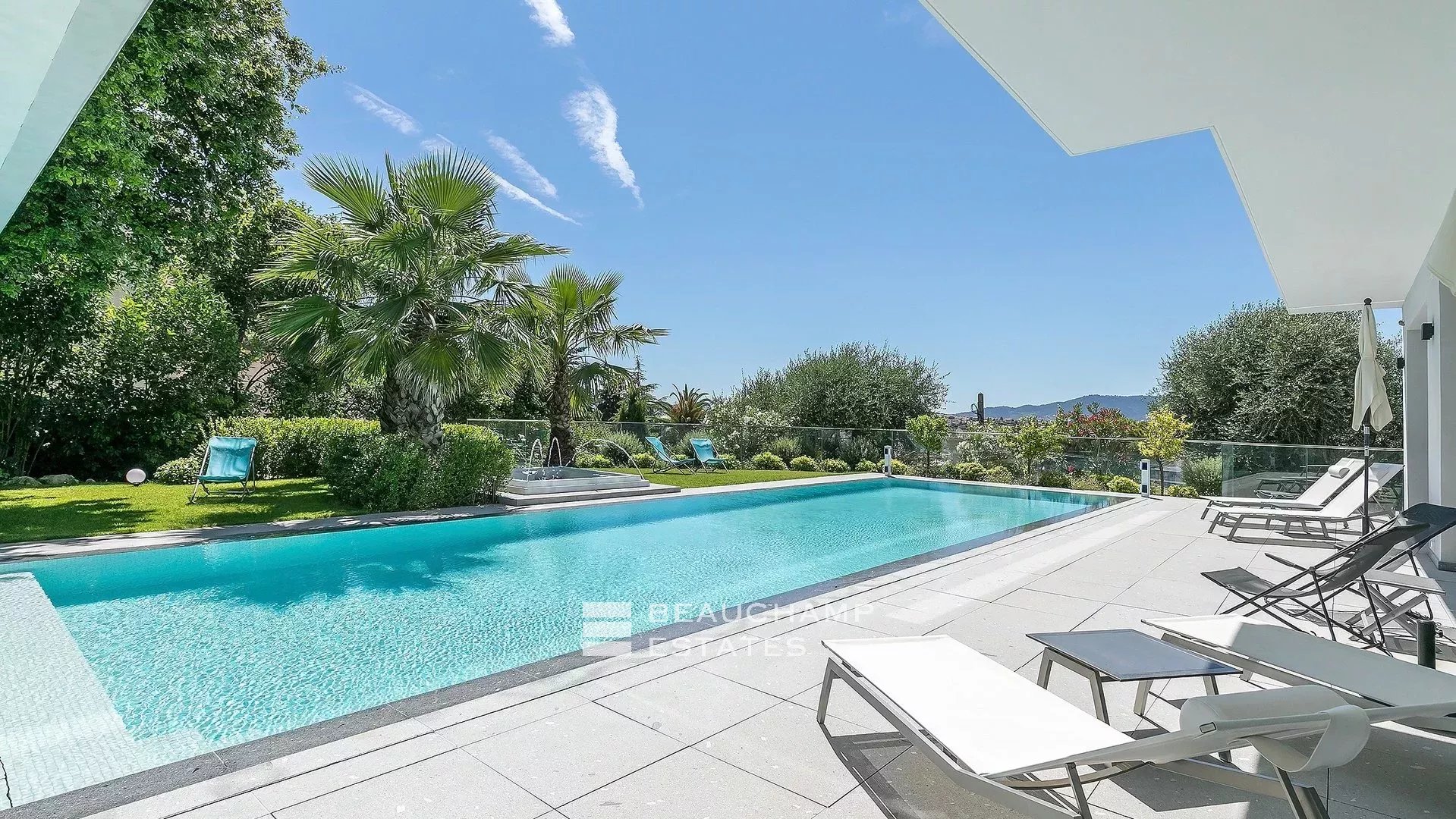 Magnifique villa contemporaine de 6 chambres proche du centre de Cannes Stunning contemporary villa with 6 bedrooms near the center of Cannes