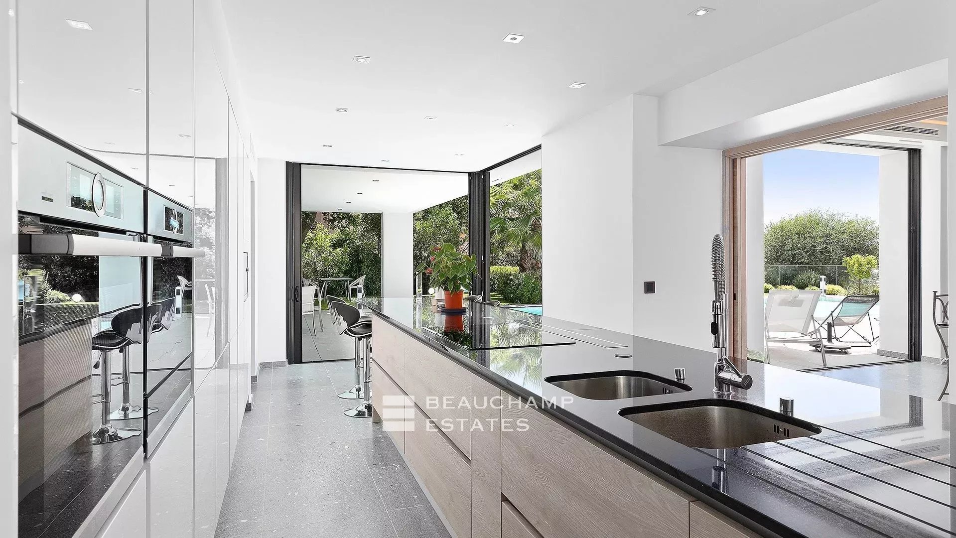 Magnifique villa contemporaine de 6 chambres proche du centre de Cannes Stunning contemporary villa with 6 bedrooms near the center of Cannes