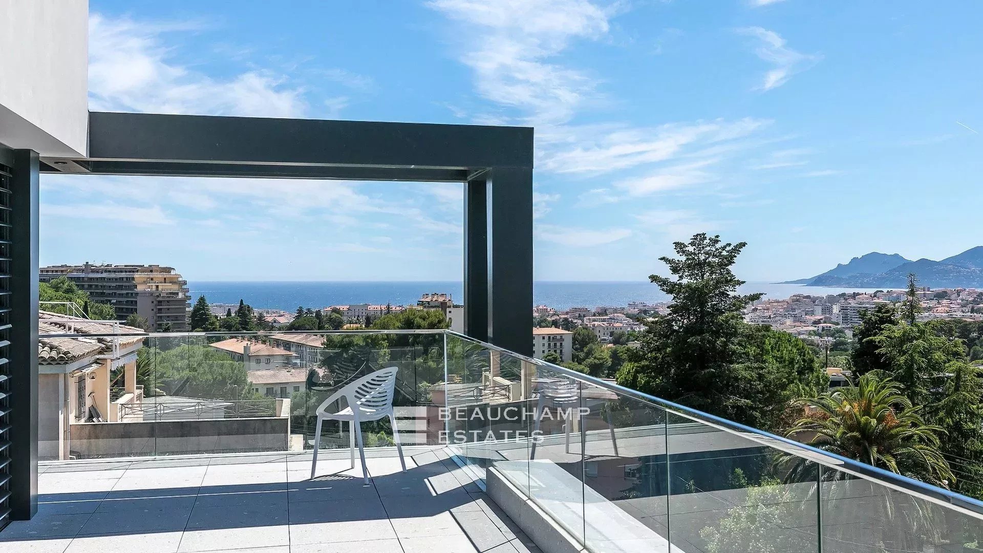 Magnifique villa contemporaine de 6 chambres proche du centre de Cannes Stunning contemporary villa with 6 bedrooms near the center of Cannes