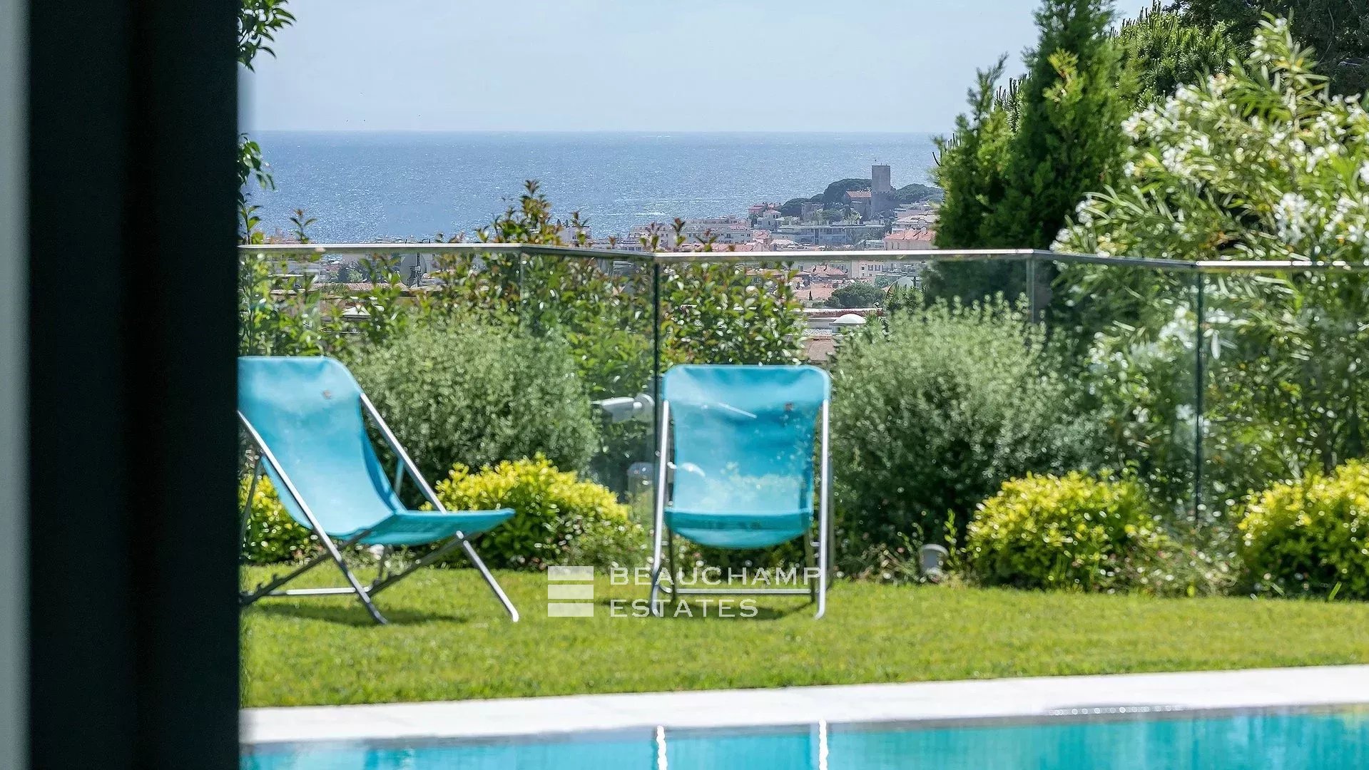 Magnifique villa contemporaine de 6 chambres proche du centre de Cannes Stunning contemporary villa with 6 bedrooms near the center of Cannes