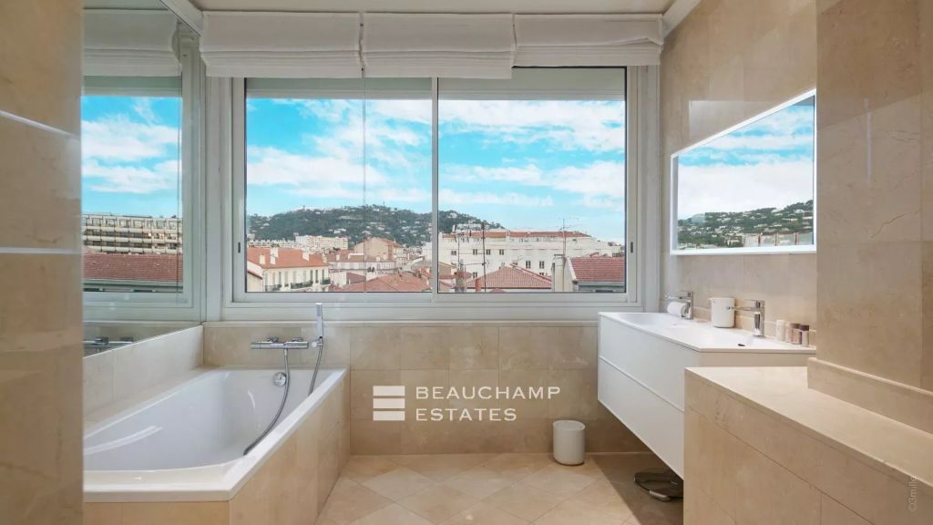 Stunning duplex apartment with terrace, modern and renovated – Cannes center