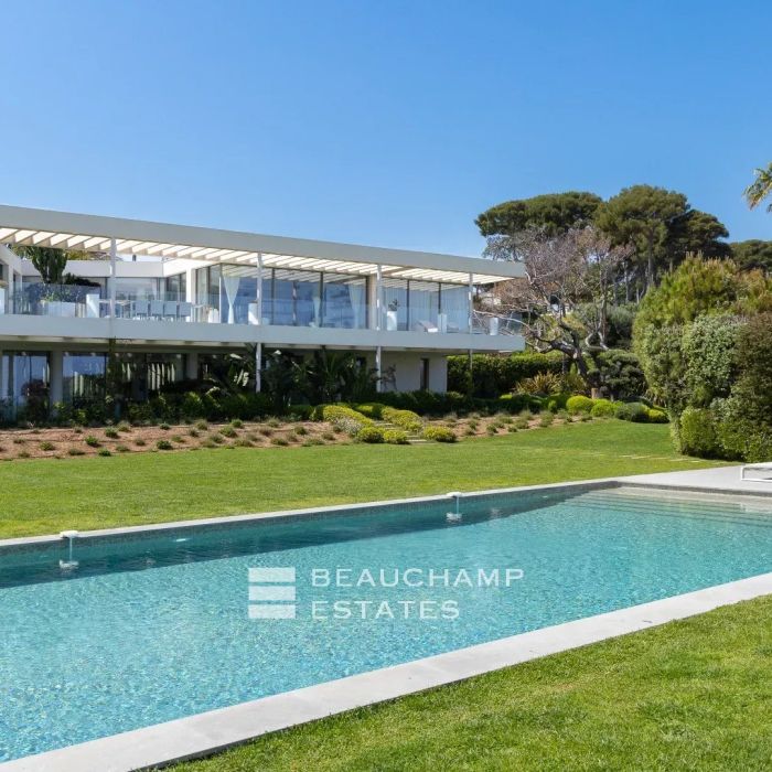 Magnifique villa moderne avec une vue mer panoramique située au Cap d&rsquo;Antibes