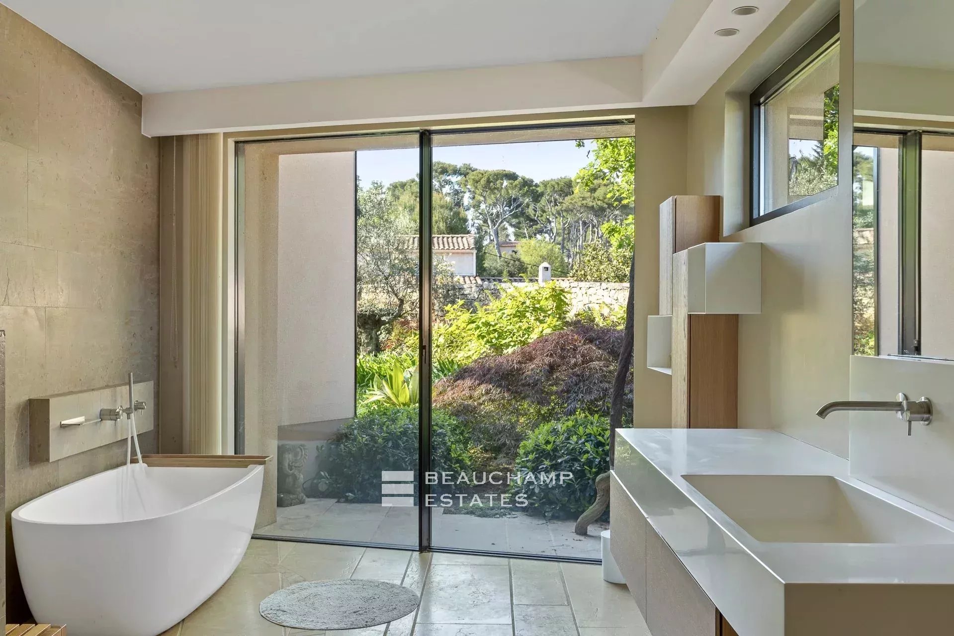 Magnifique maison d’architecte de style néoprovençal 5 chambres au coeur d’Antibes Stunning Neo-Provençal style architect-designed villa with 5 bedrooms in the heart of Antibes