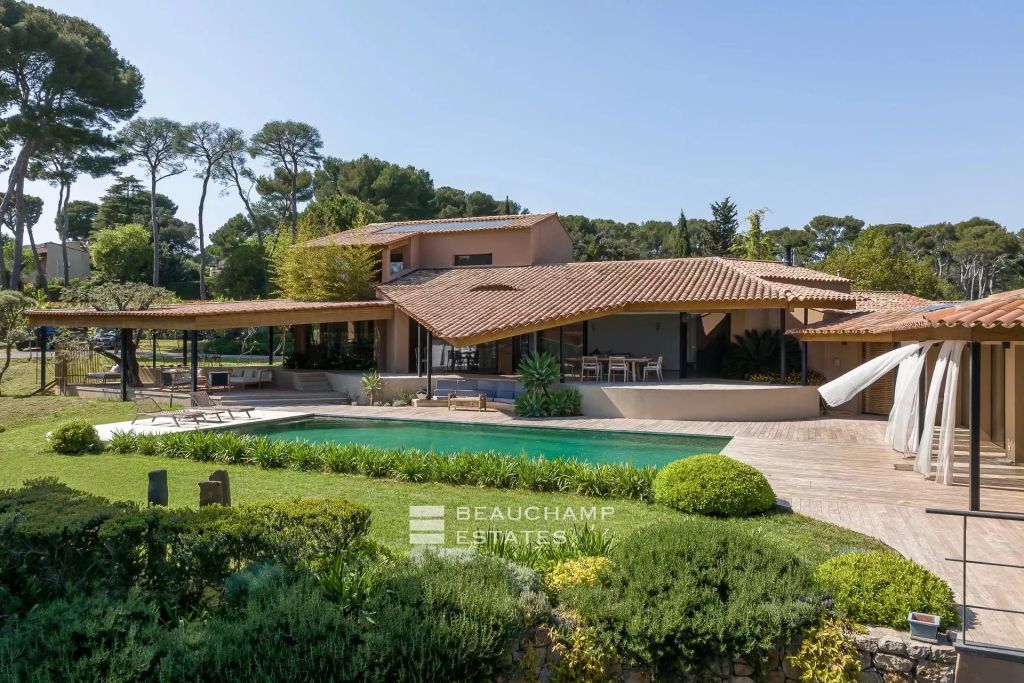 Stunning Neo-Provençal style architect-designed villa with 5 bedrooms in the heart of Antibes