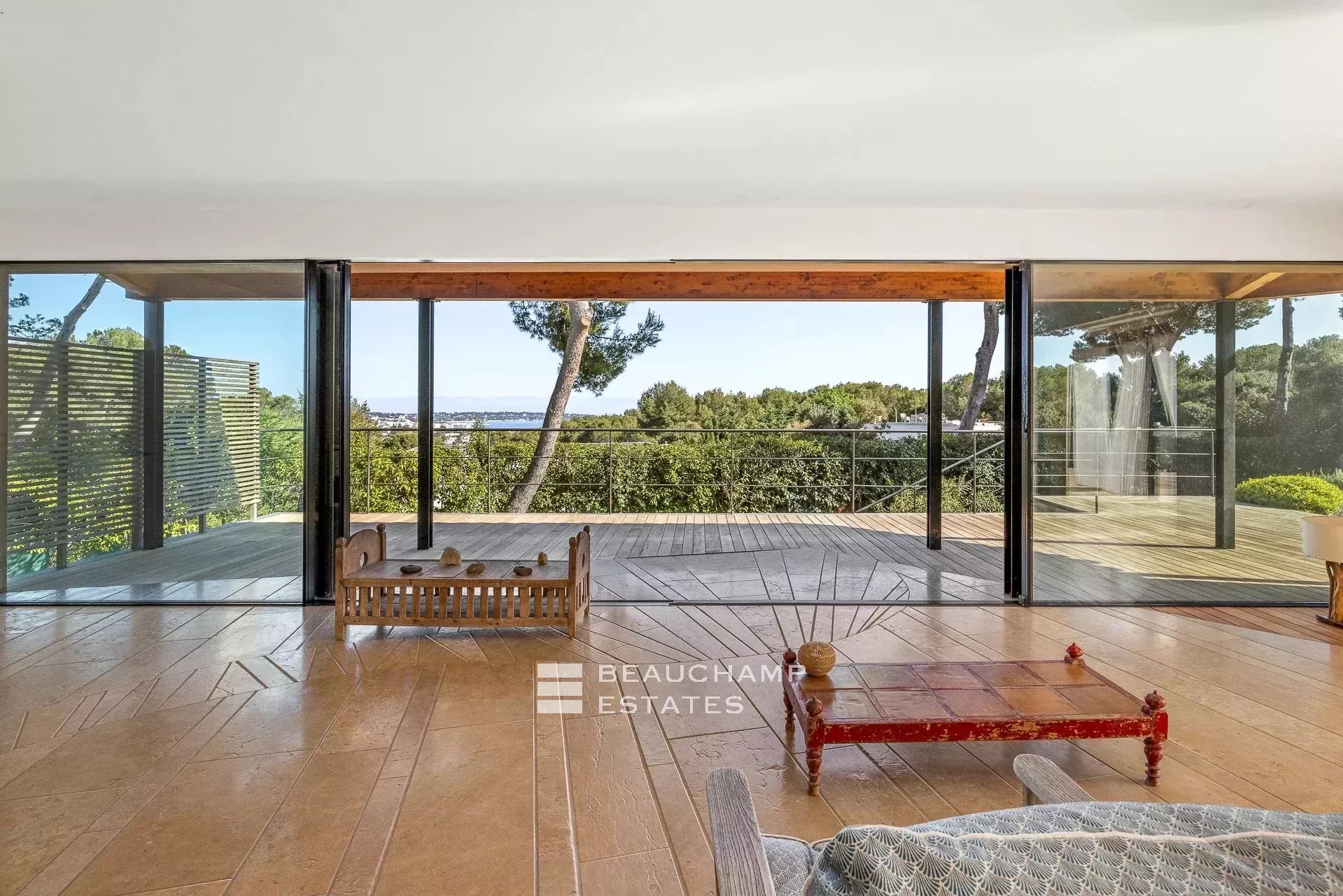 Magnifique maison d’architecte de style néoprovençal 5 chambres au coeur d’Antibes Stunning Neo-Provençal style architect-designed villa with 5 bedrooms in the heart of Antibes