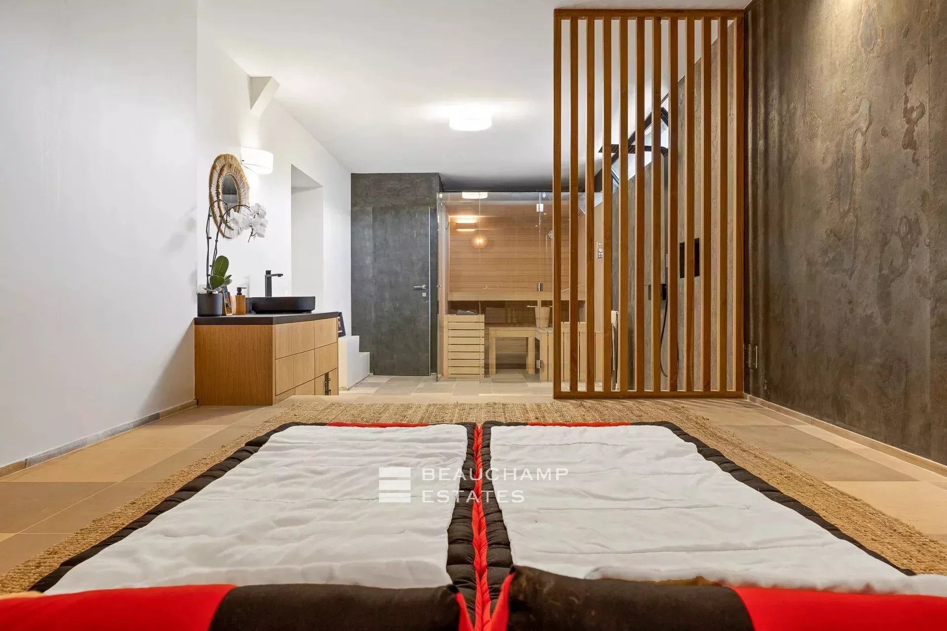 Magnifique maison d’architecte de style néoprovençal 5 chambres au coeur d’Antibes Stunning Neo-Provençal style architect-designed villa with 5 bedrooms in the heart of Antibes