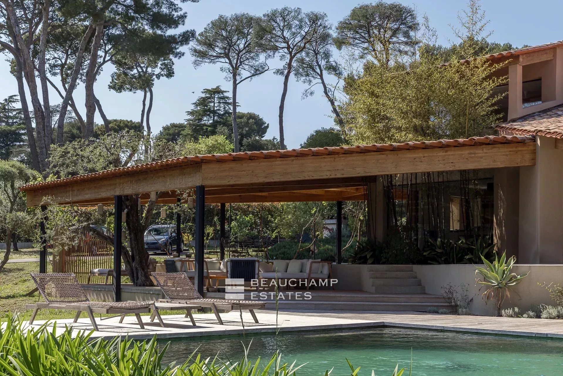 Magnifique maison d’architecte de style néoprovençal 5 chambres au coeur d’Antibes Stunning Neo-Provençal style architect-designed villa with 5 bedrooms in the heart of Antibes