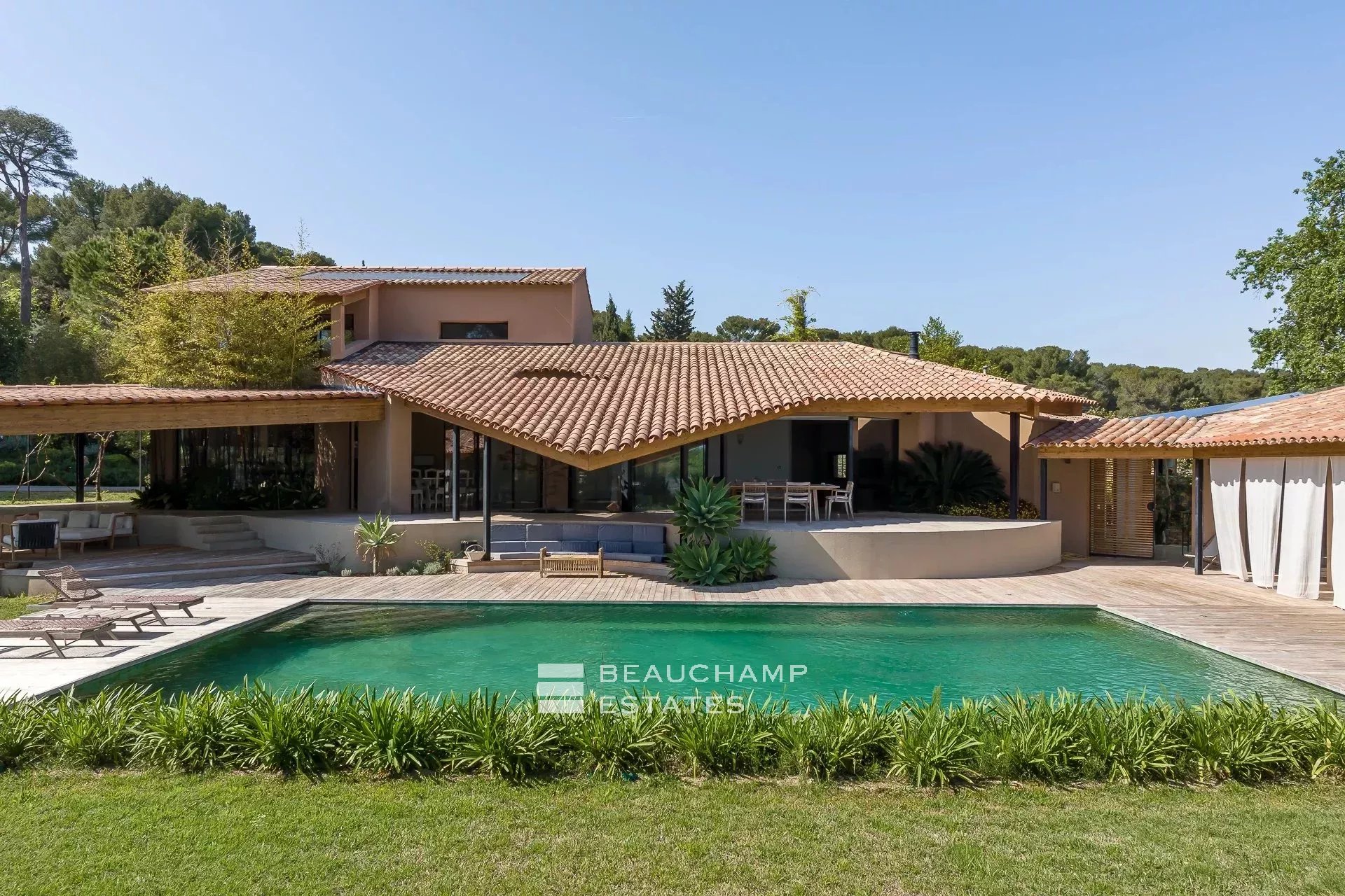 Magnifique maison d’architecte de style néoprovençal 5 chambres au coeur d’Antibes Stunning Neo-Provençal style architect-designed villa with 5 bedrooms in the heart of Antibes