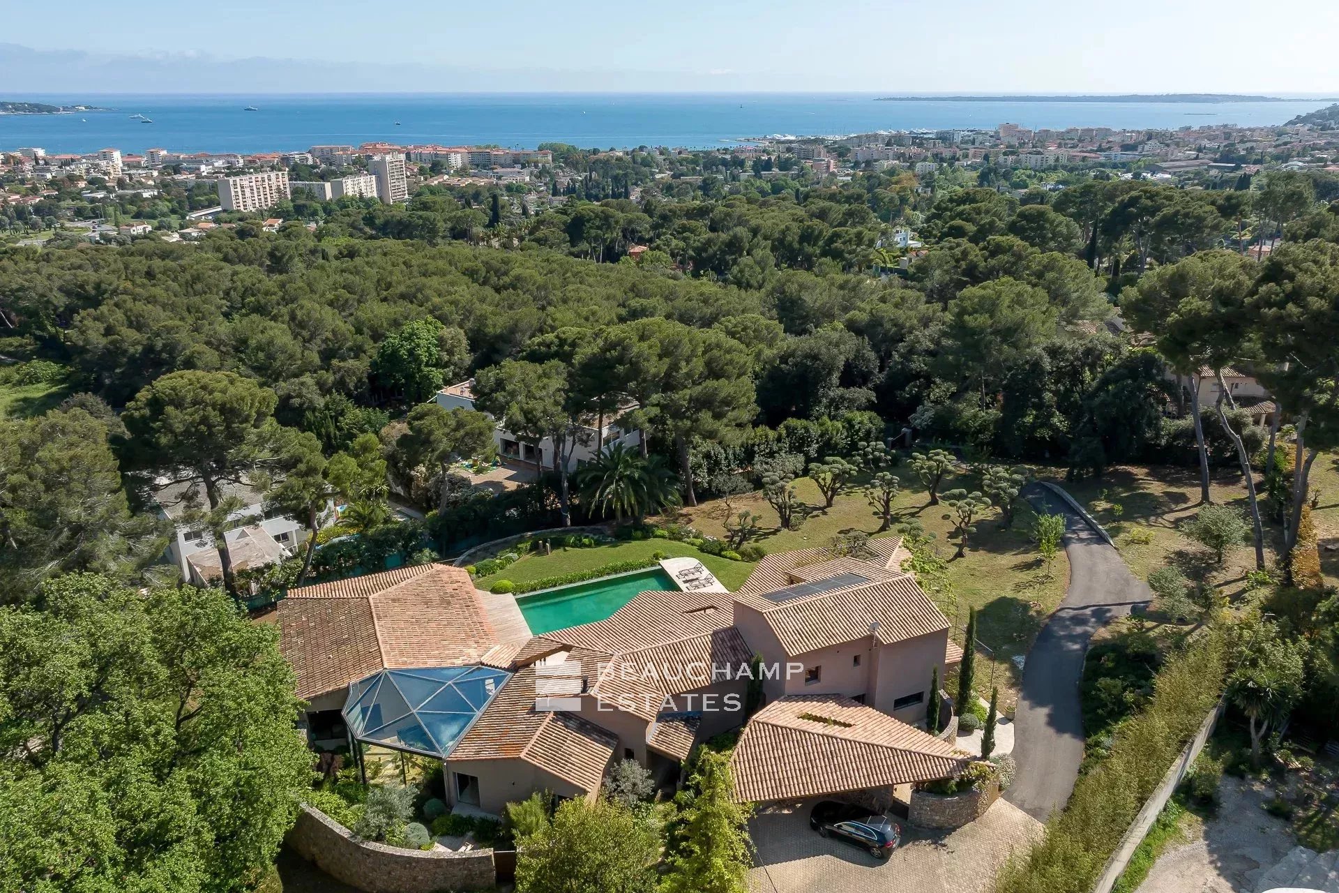 Magnifique maison d’architecte de style néoprovençal 5 chambres au coeur d’Antibes Stunning Neo-Provençal style architect-designed villa with 5 bedrooms in the heart of Antibes