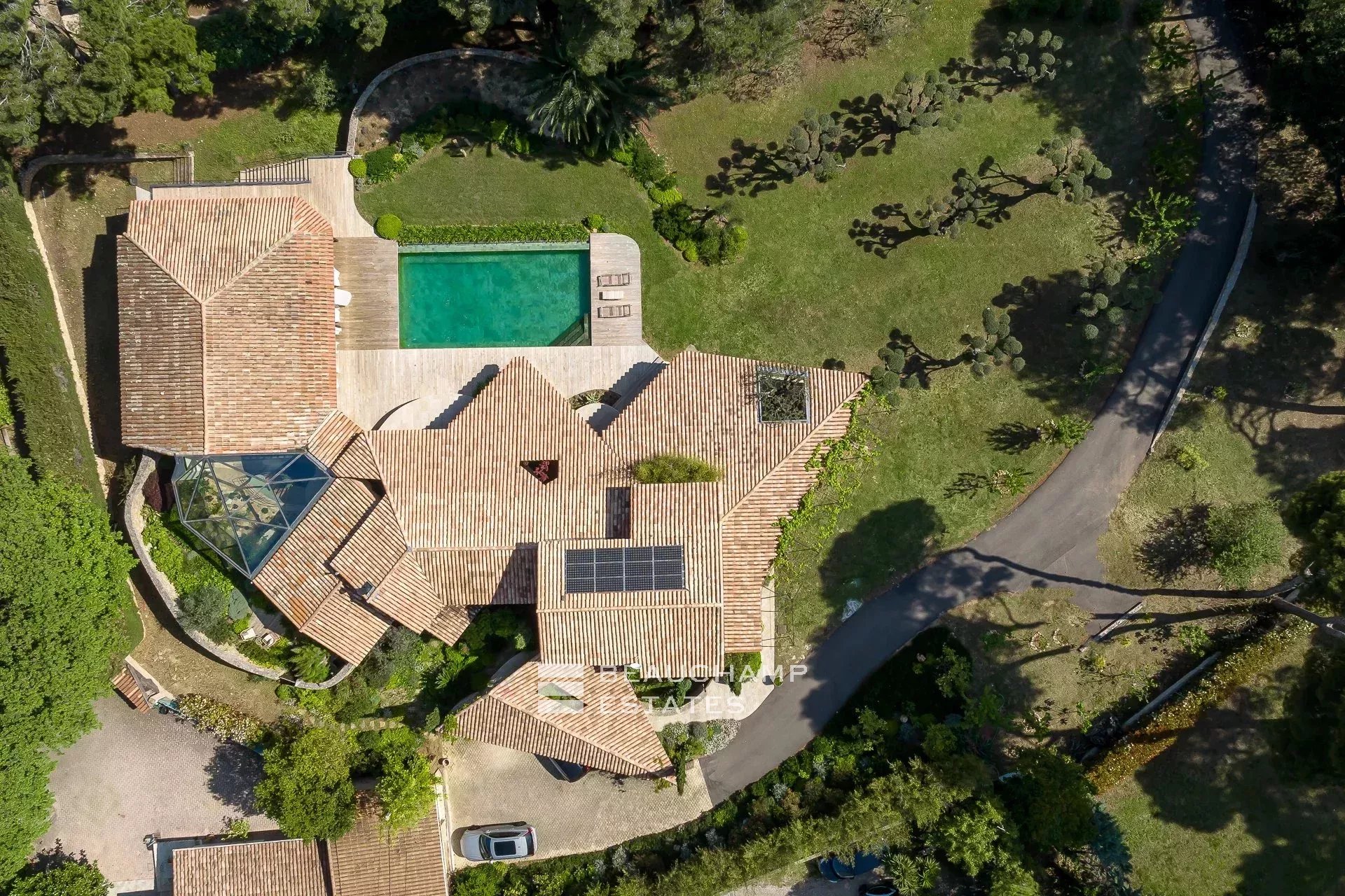 Magnifique maison d’architecte de style néoprovençal 5 chambres au coeur d’Antibes Stunning Neo-Provençal style architect-designed villa with 5 bedrooms in the heart of Antibes