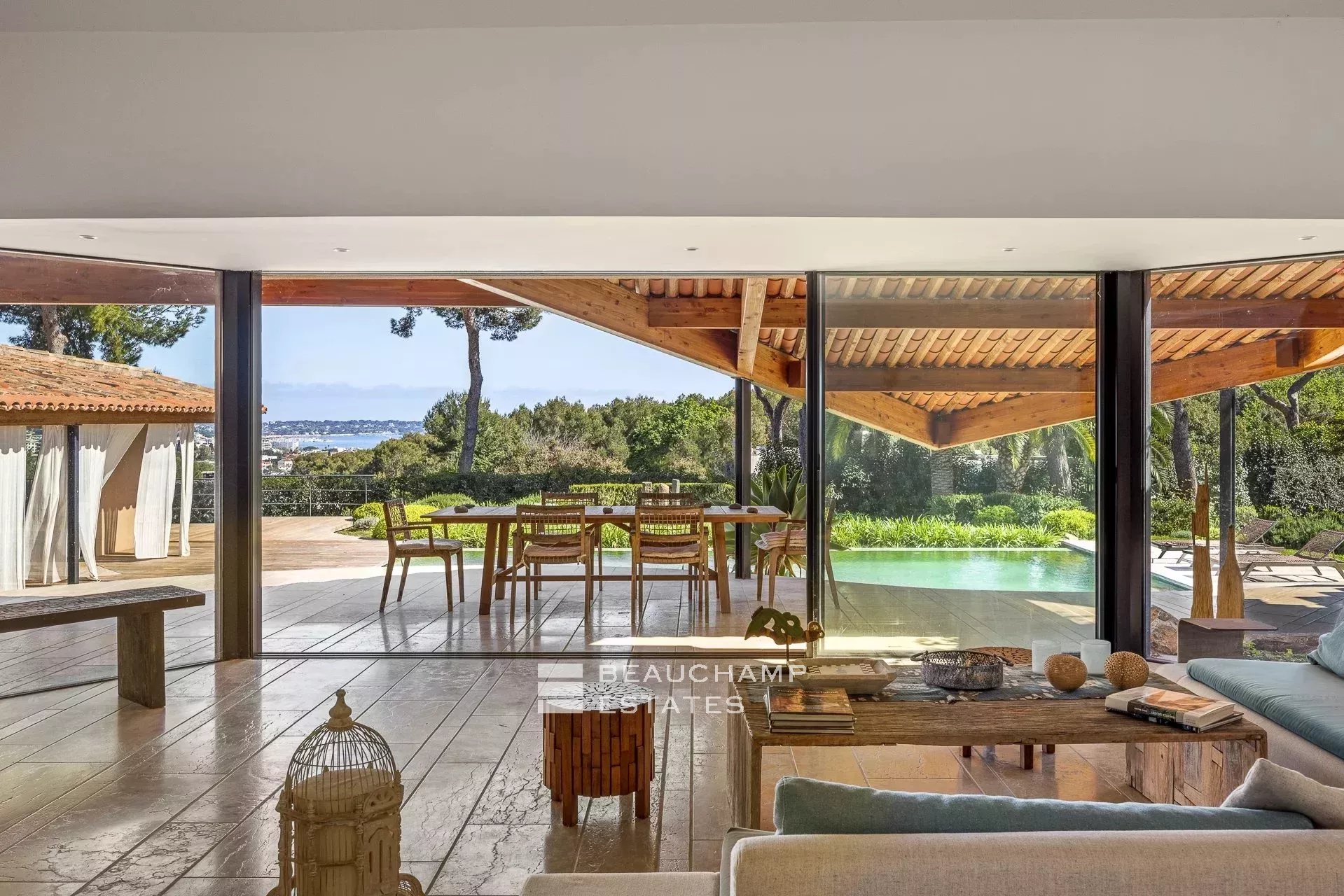 Magnifique maison d’architecte de style néoprovençal 5 chambres au coeur d’Antibes Stunning Neo-Provençal style architect-designed villa with 5 bedrooms in the heart of Antibes