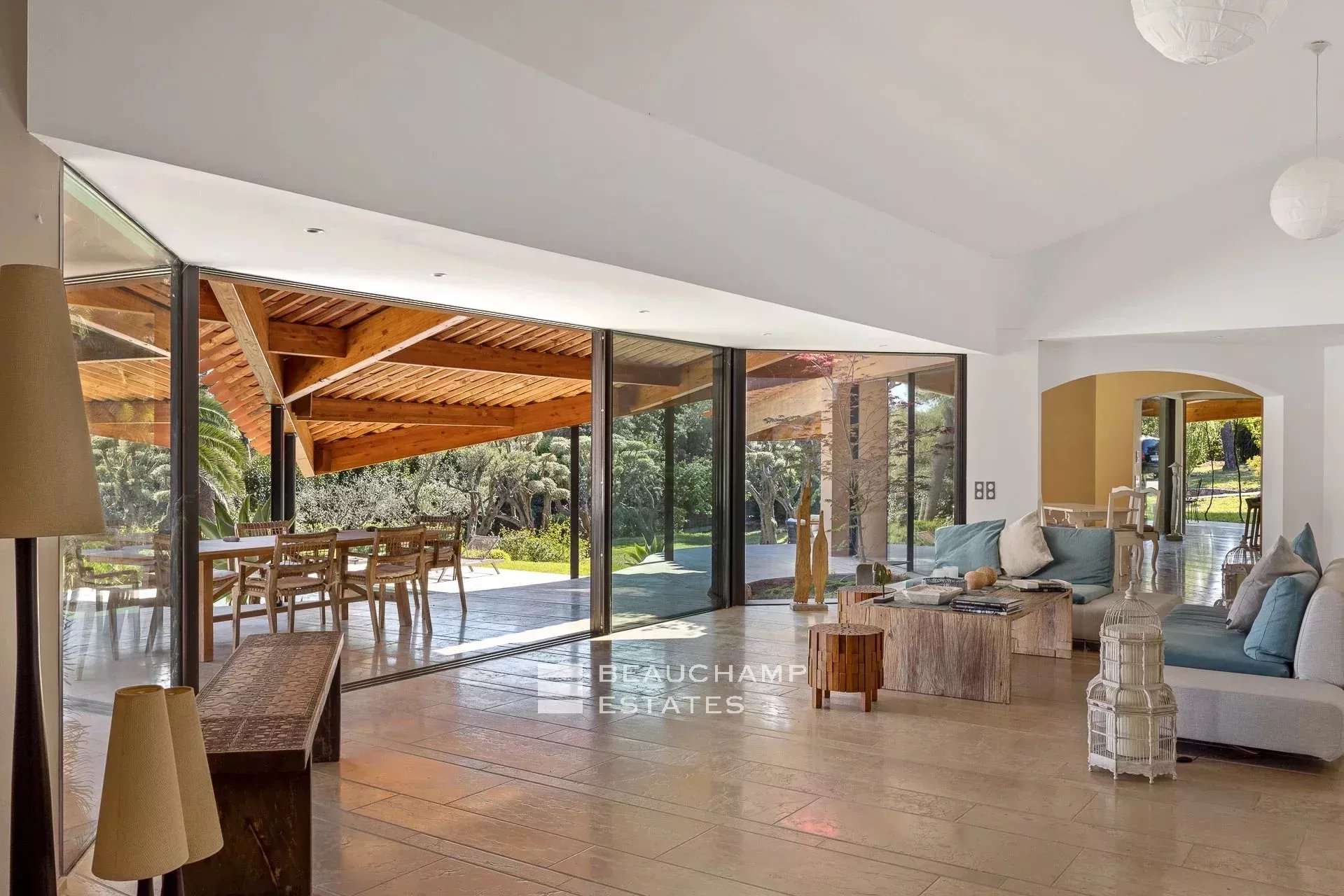 Magnifique maison d’architecte de style néoprovençal 5 chambres au coeur d’Antibes Stunning Neo-Provençal style architect-designed villa with 5 bedrooms in the heart of Antibes