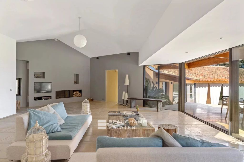 Stunning Neo-Provençal style architect-designed villa with 5 bedrooms in the heart of Antibes