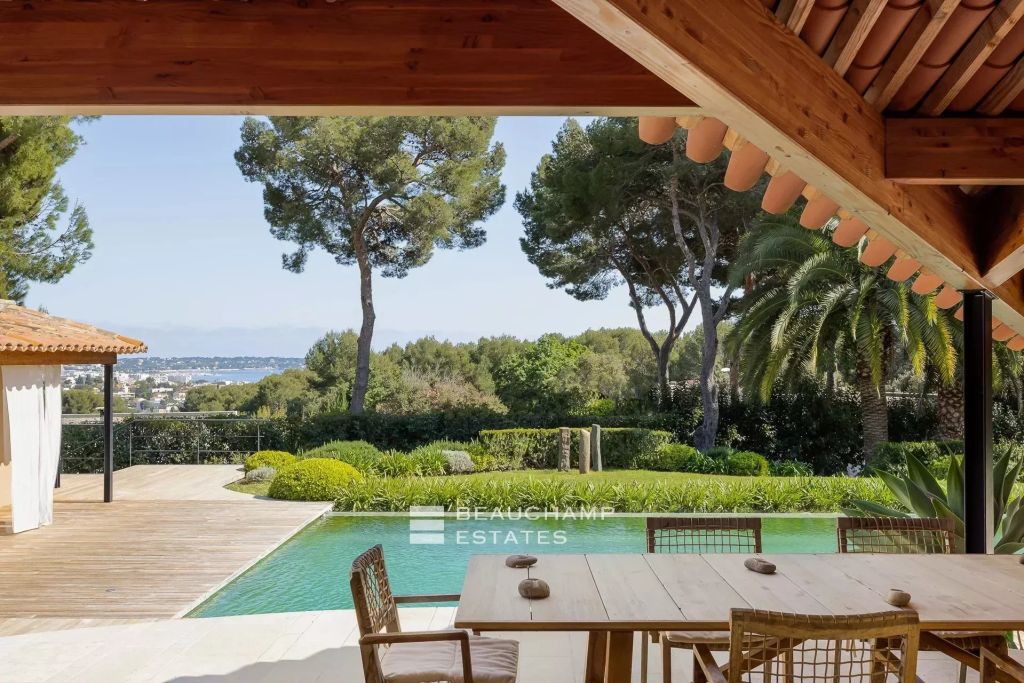 Stunning Neo-Provençal style architect-designed villa with 5 bedrooms in the heart of Antibes