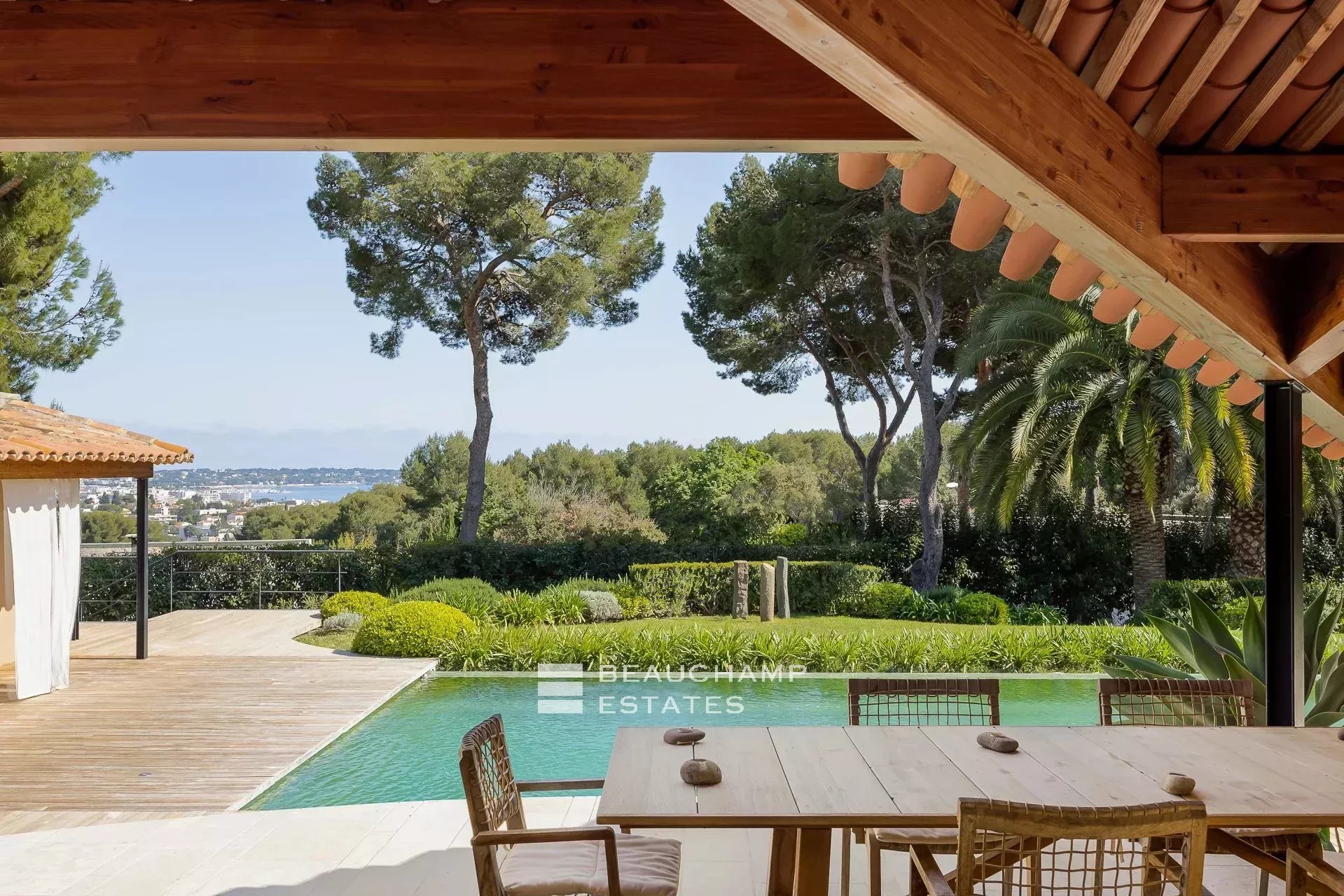 Magnifique maison d’architecte de style néoprovençal 5 chambres au coeur d’Antibes Stunning Neo-Provençal style architect-designed villa with 5 bedrooms in the heart of Antibes