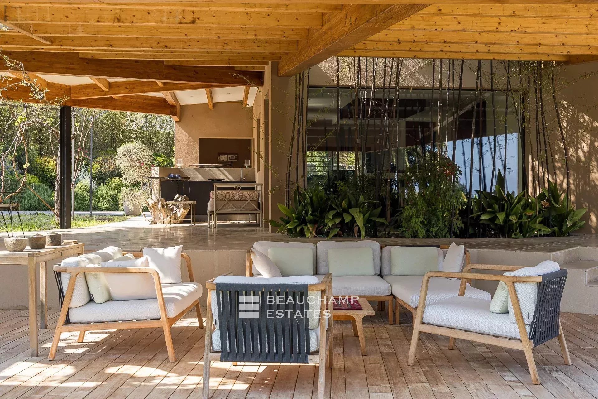 Magnifique maison d’architecte de style néoprovençal 5 chambres au coeur d’Antibes Stunning Neo-Provençal style architect-designed villa with 5 bedrooms in the heart of Antibes