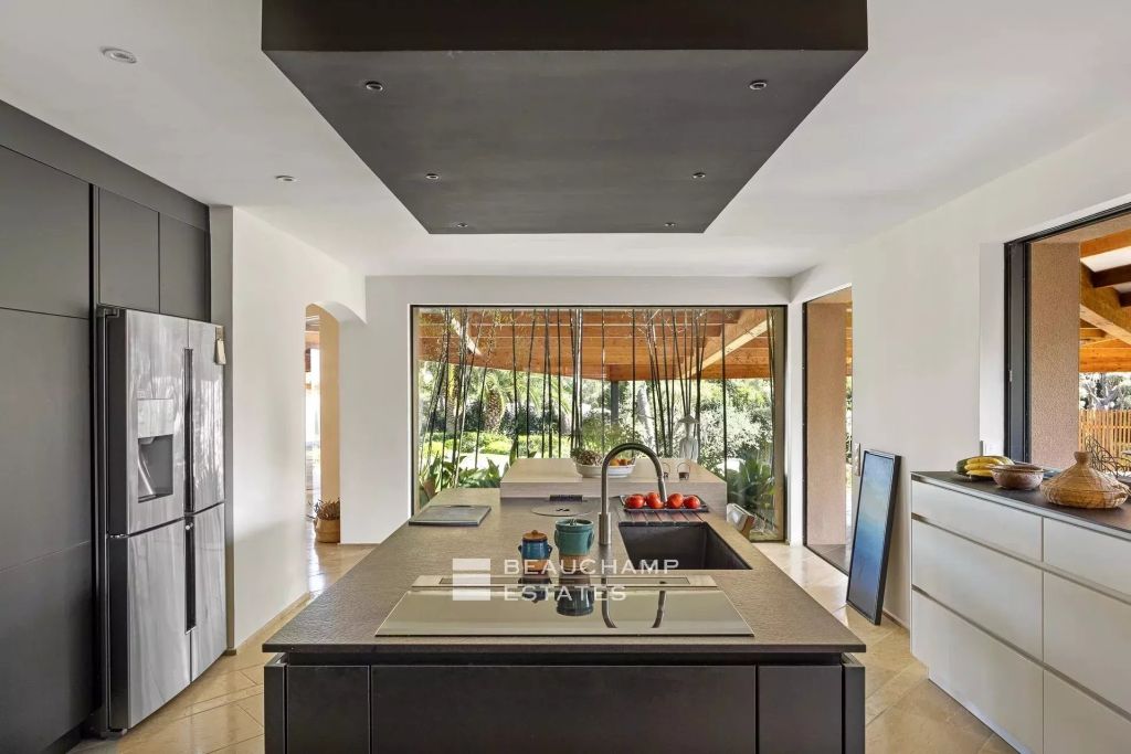 Stunning Neo-Provençal style architect-designed villa with 5 bedrooms in the heart of Antibes