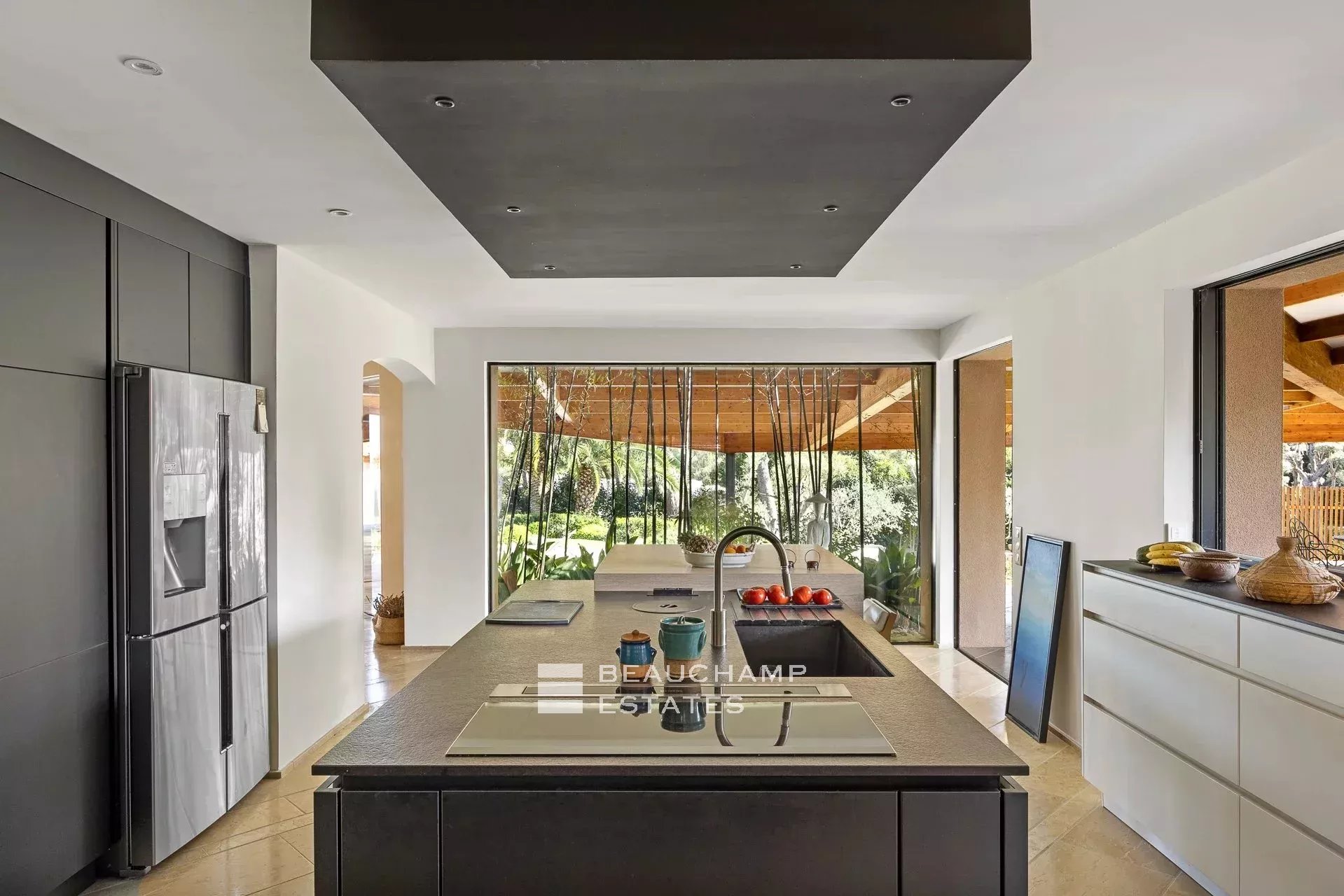 Magnifique maison d’architecte de style néoprovençal 5 chambres au coeur d’Antibes Stunning Neo-Provençal style architect-designed villa with 5 bedrooms in the heart of Antibes