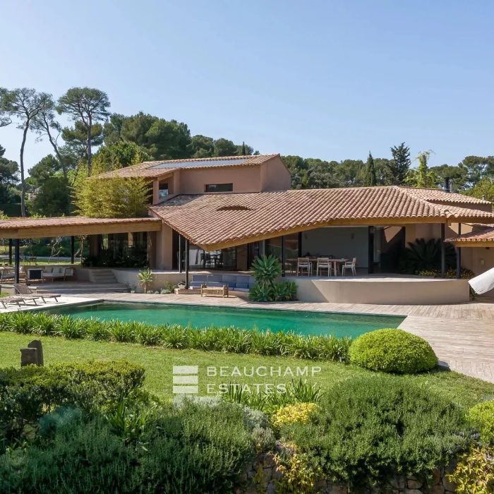 Magnifique maison d&rsquo;architecte de style néoprovençal 5 chambres au coeur d&rsquo;Antibes
