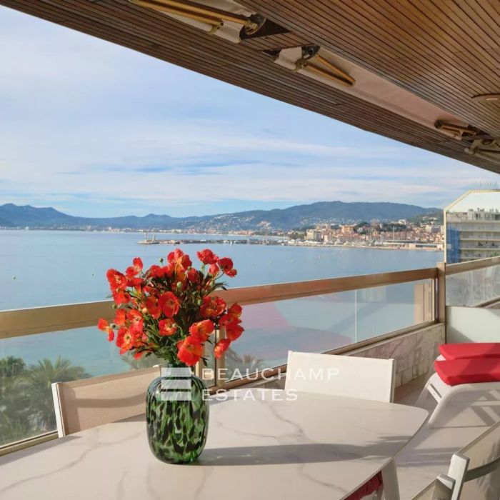 Superbe appartement rénové avec vue sur la mer – Cannes Croisette