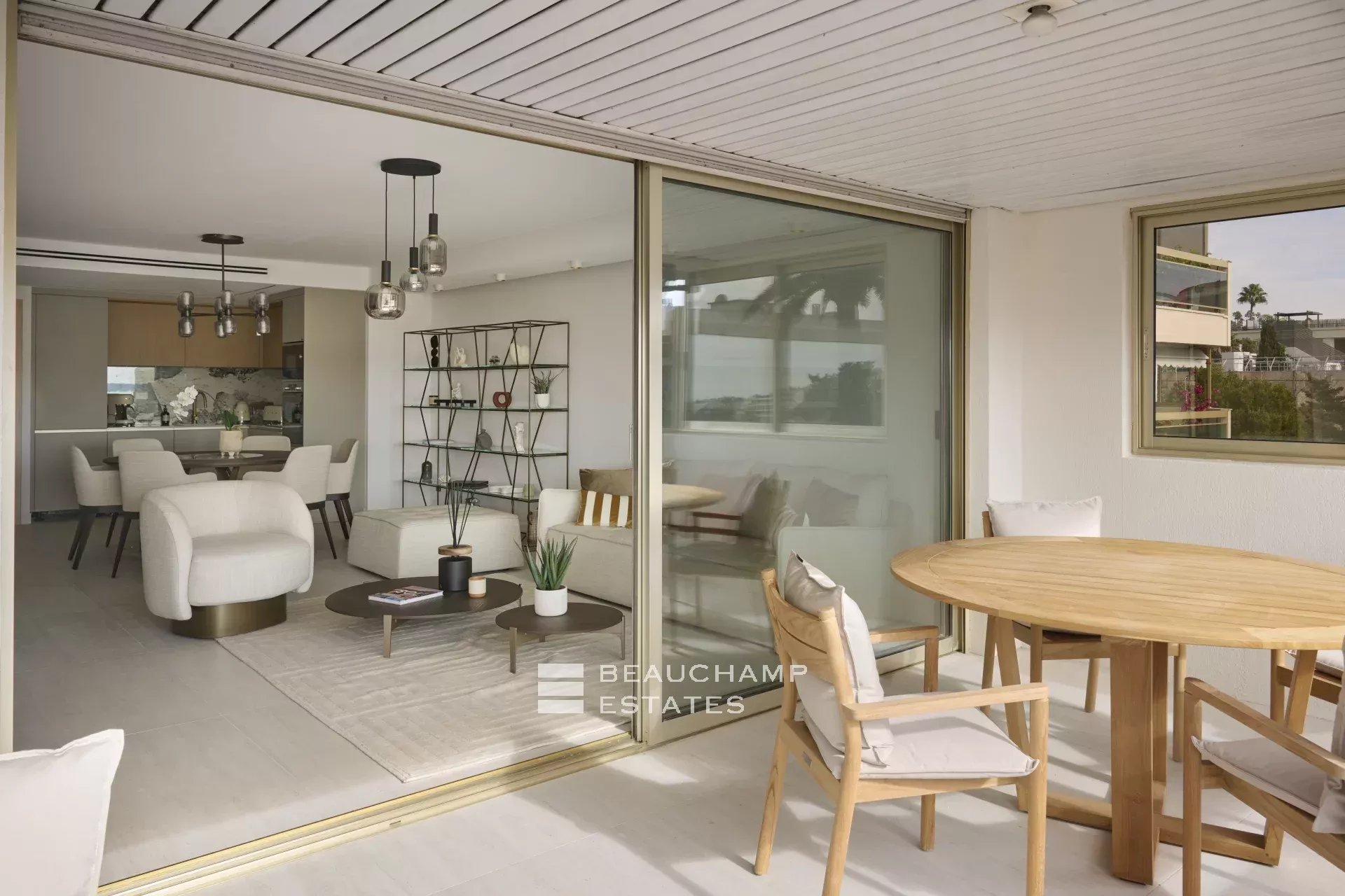 Magnifique appartement avec vue mer, 3 chambres en suite – Cannes Palm Beach Stunning sea-view apartment, 3 en-suite bedrooms – Cannes Palm Beach