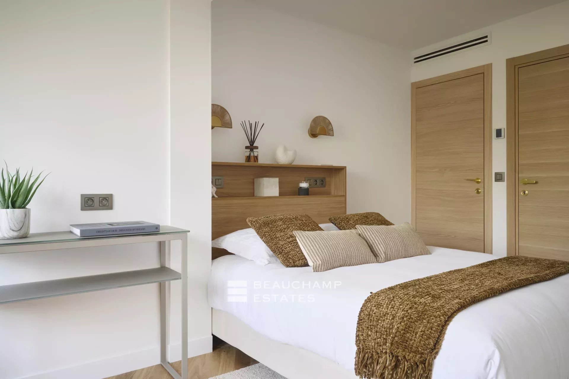 Magnifique appartement avec vue mer, 3 chambres en suite – Cannes Palm Beach Stunning sea-view apartment, 3 en-suite bedrooms – Cannes Palm Beach