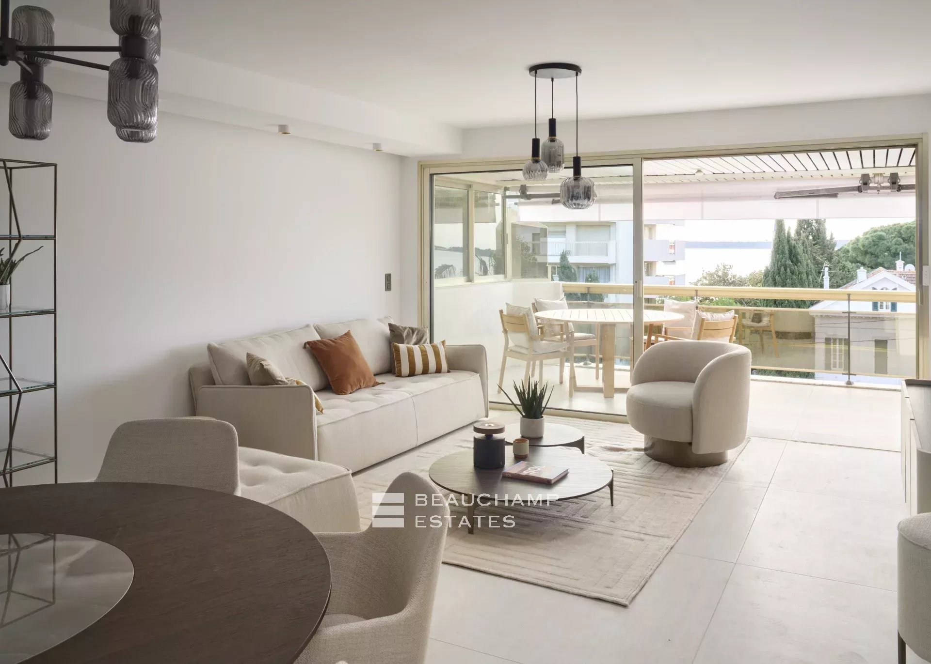 Magnifique appartement avec vue mer, 3 chambres en suite – Cannes Palm Beach Stunning sea-view apartment, 3 en-suite bedrooms – Cannes Palm Beach