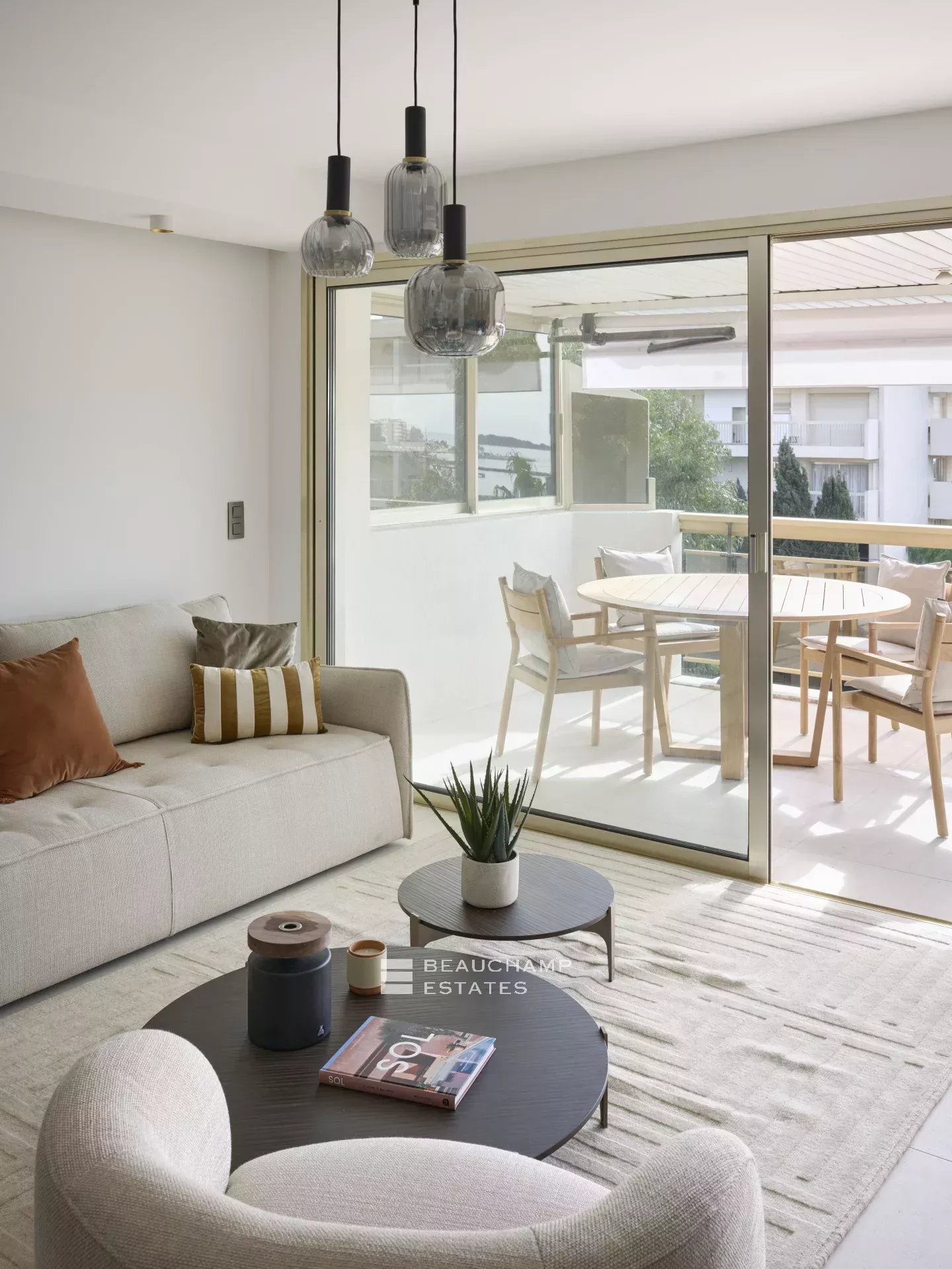 Magnifique appartement avec vue mer, 3 chambres en suite – Cannes Palm Beach Stunning sea-view apartment, 3 en-suite bedrooms – Cannes Palm Beach