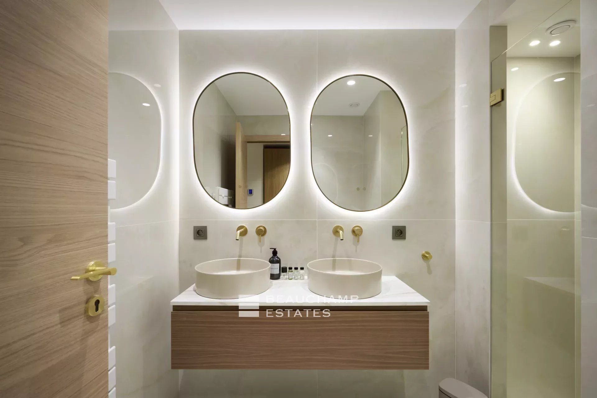 Magnifique appartement avec vue mer, 3 chambres en suite – Cannes Palm Beach Stunning sea-view apartment, 3 en-suite bedrooms – Cannes Palm Beach