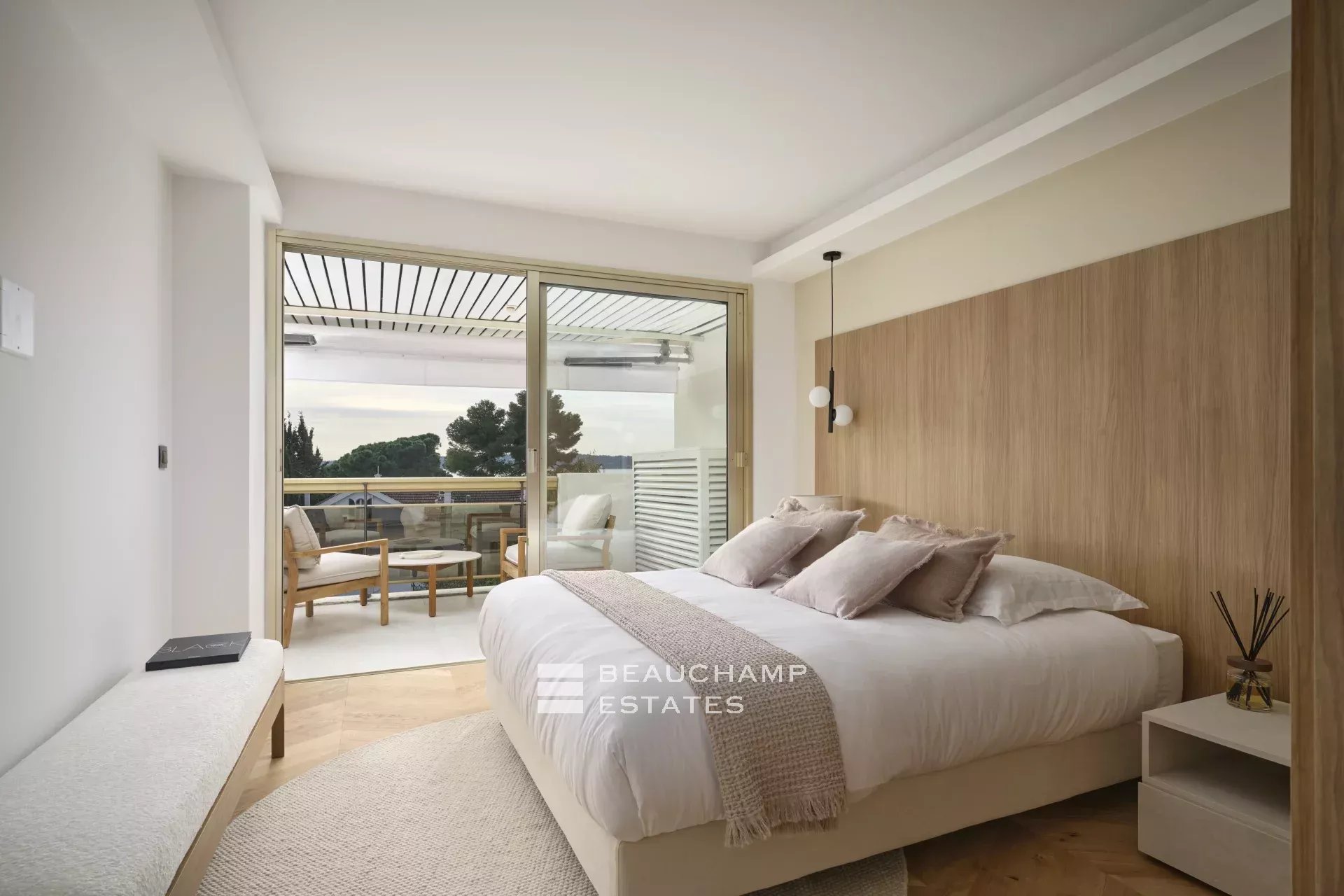 Magnifique appartement avec vue mer, 3 chambres en suite – Cannes Palm Beach Stunning sea-view apartment, 3 en-suite bedrooms – Cannes Palm Beach