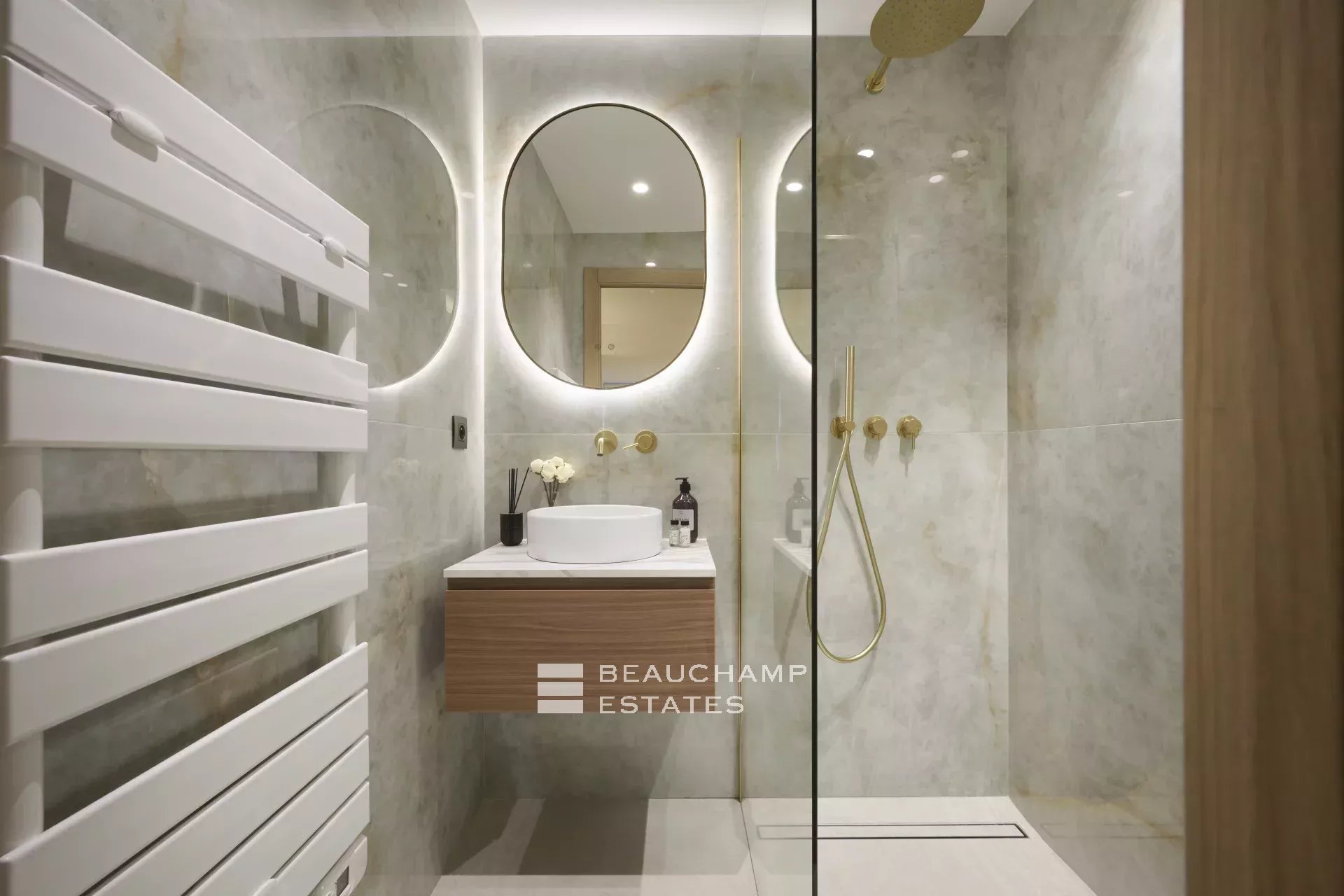 Magnifique appartement avec vue mer, 3 chambres en suite – Cannes Palm Beach Stunning sea-view apartment, 3 en-suite bedrooms – Cannes Palm Beach