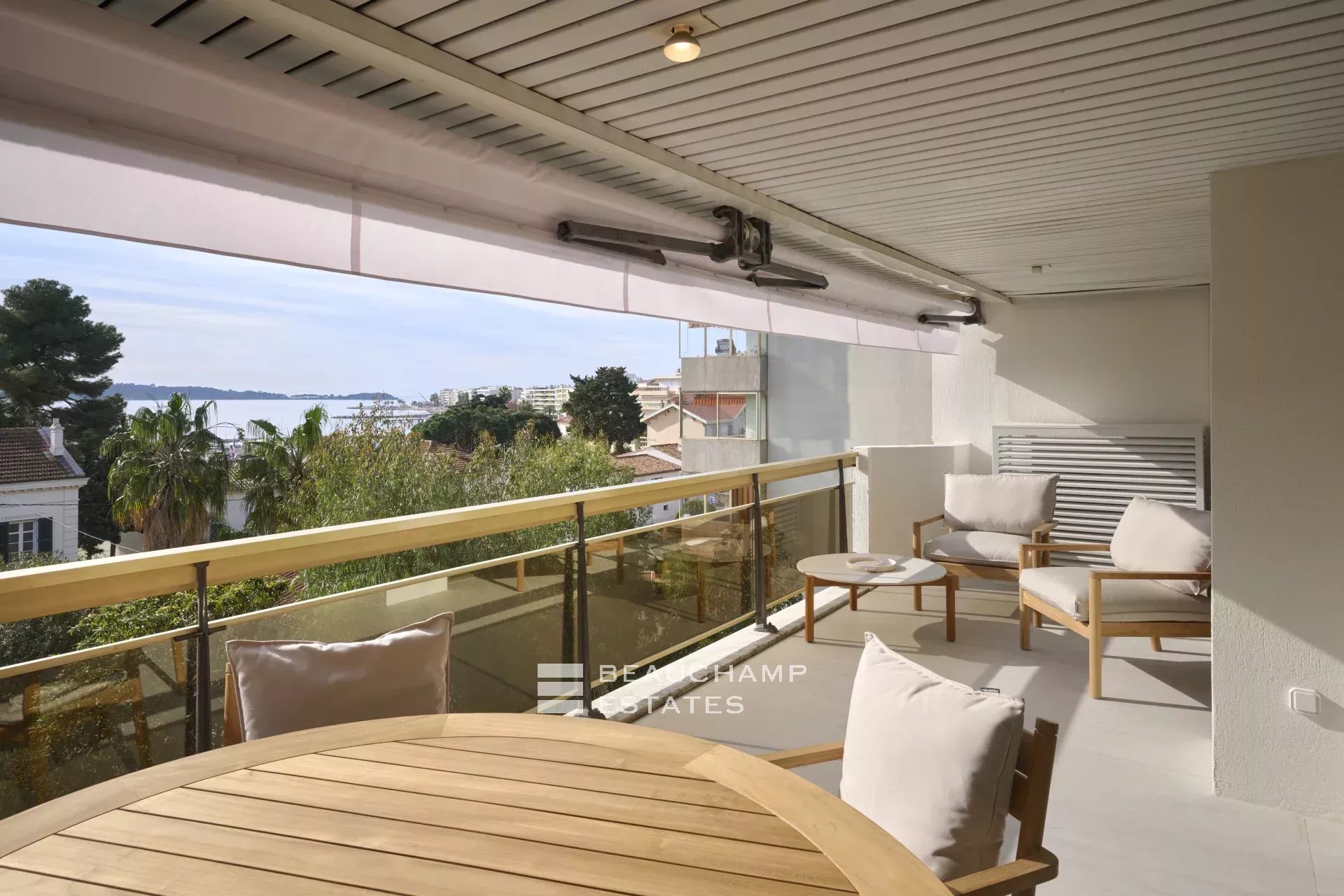 Magnifique appartement avec vue mer, 3 chambres en suite – Cannes Palm Beach Stunning sea-view apartment, 3 en-suite bedrooms – Cannes Palm Beach