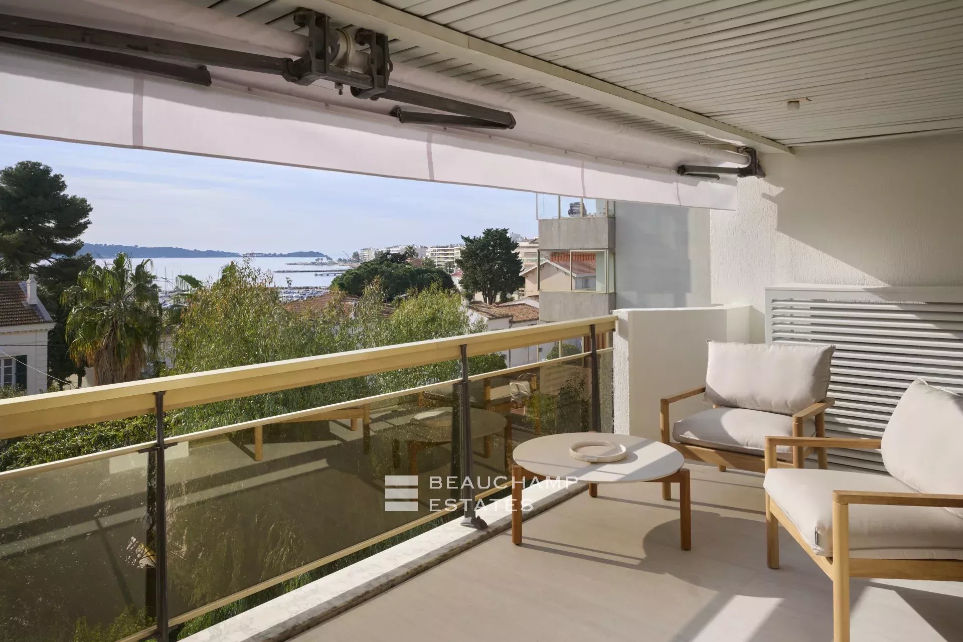 Magnifique appartement avec vue mer, 3 chambres en suite – Cannes Palm Beach Stunning sea-view apartment, 3 en-suite bedrooms – Cannes Palm Beach